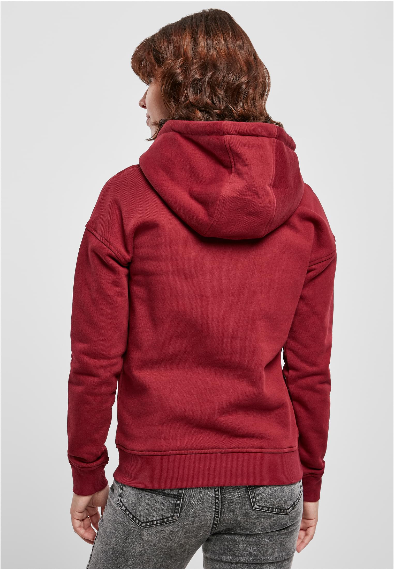 Kvinna sedd bakifrån i en terrakottafärgad Ladies Organic Hoody.
