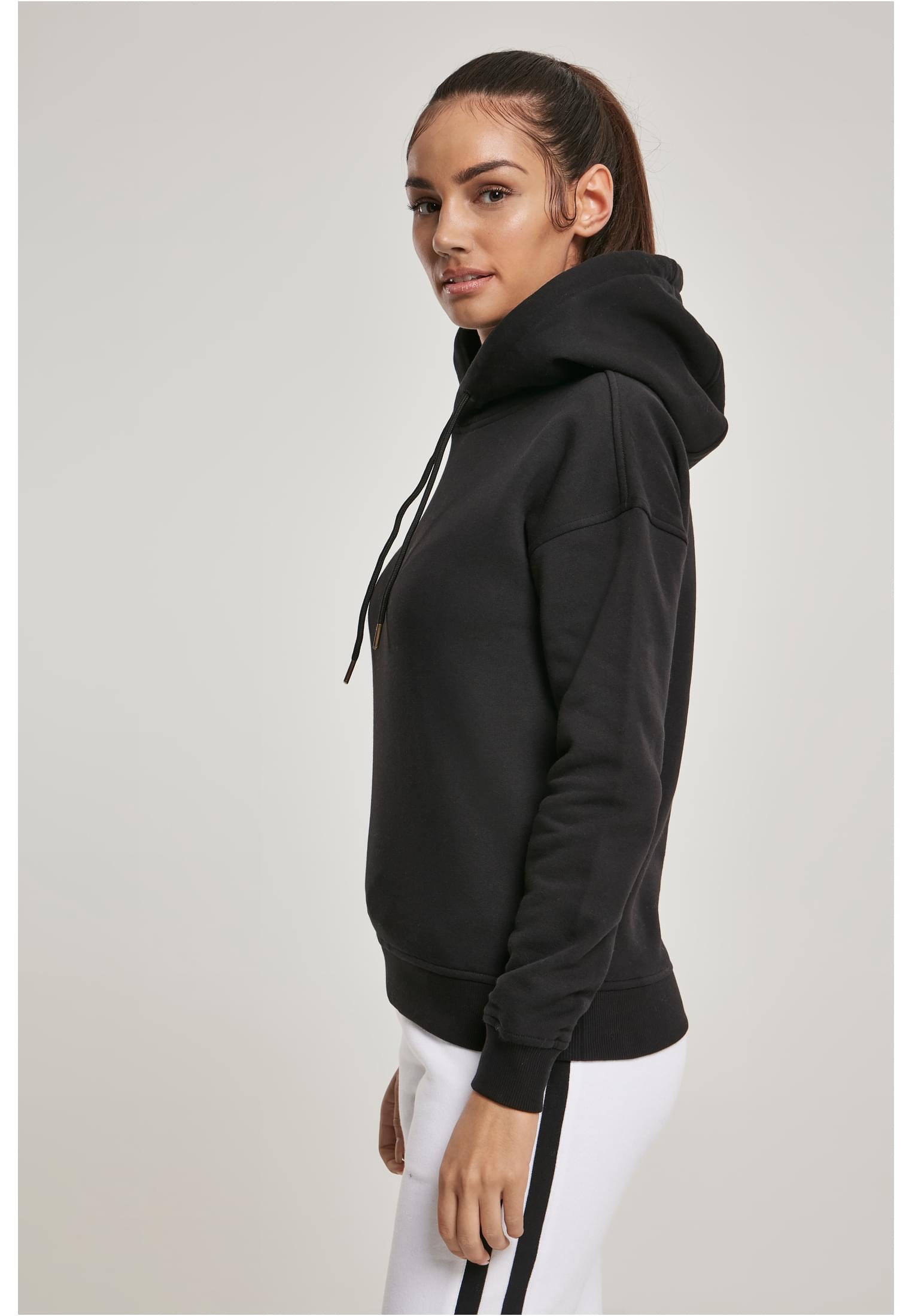 Sidoprofil av en kvinna som bär en svart UC Ladies Organic Hoody.