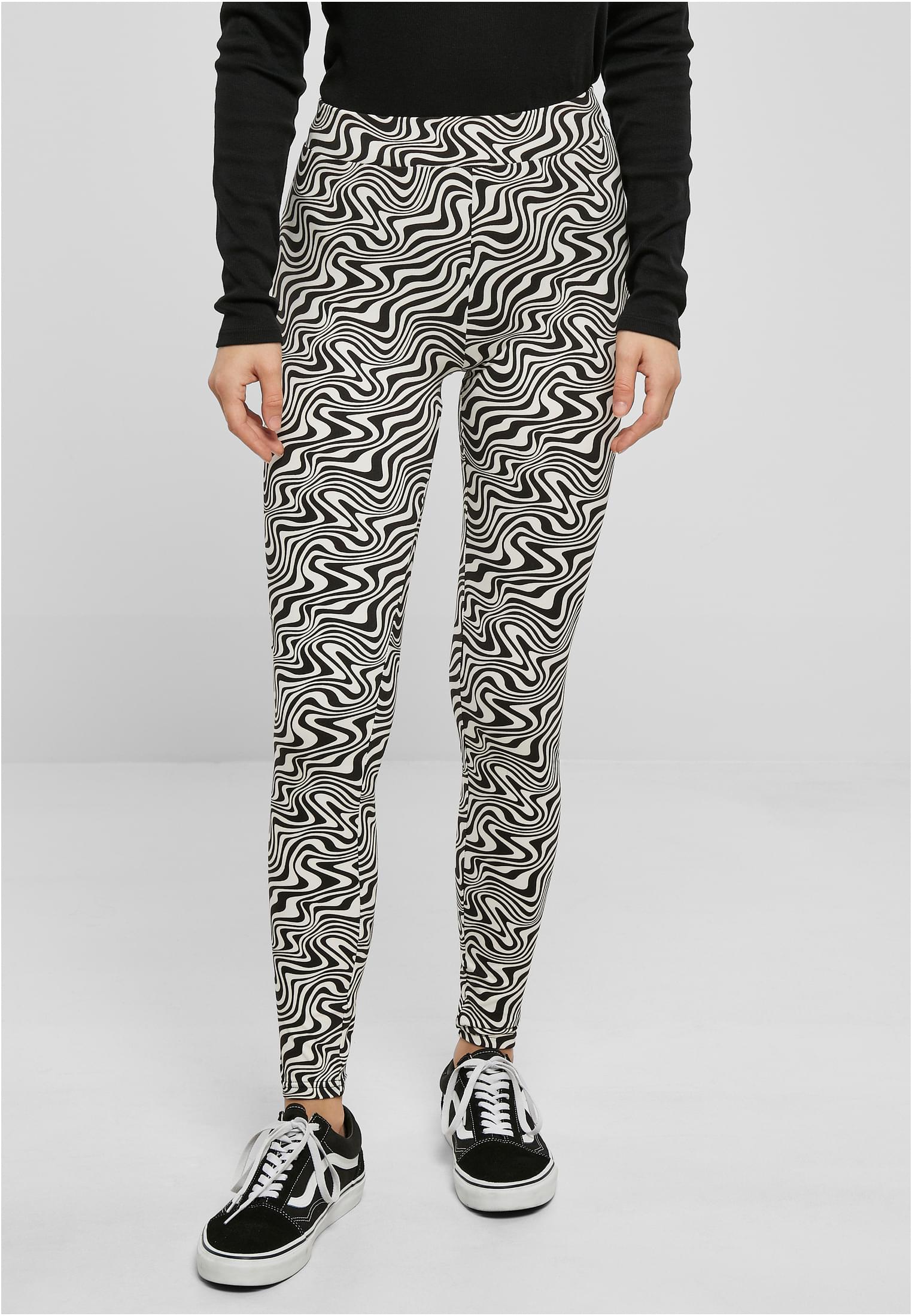 En modell som bär UC Ladies Soft AOP Leggings med ett iögonfallande vågigt mönster i svart och vitt.