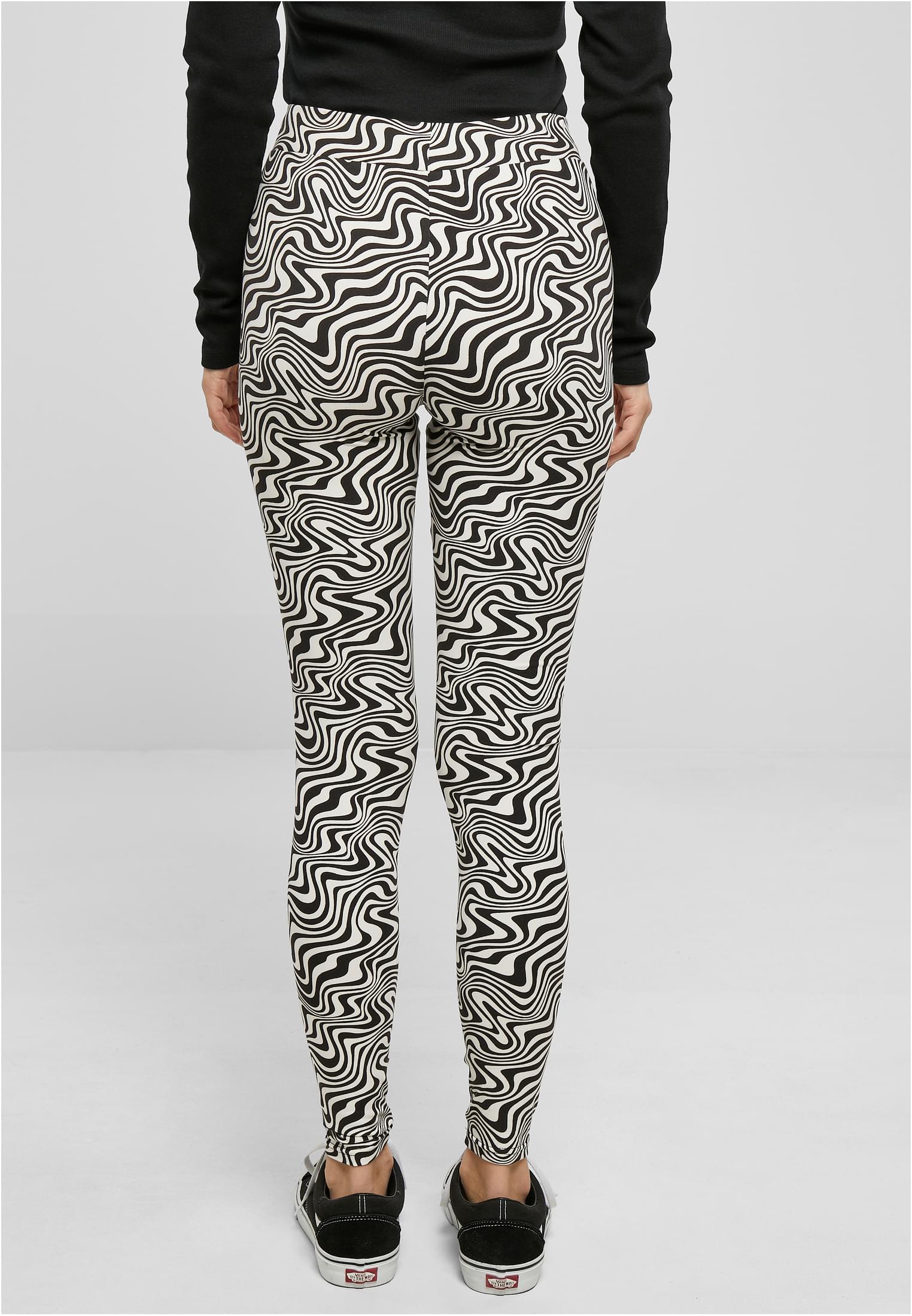 Bakifrån av en kvinna som bär UC Ladies Soft AOP Leggings med ett svartvitt, vågigt mönster.