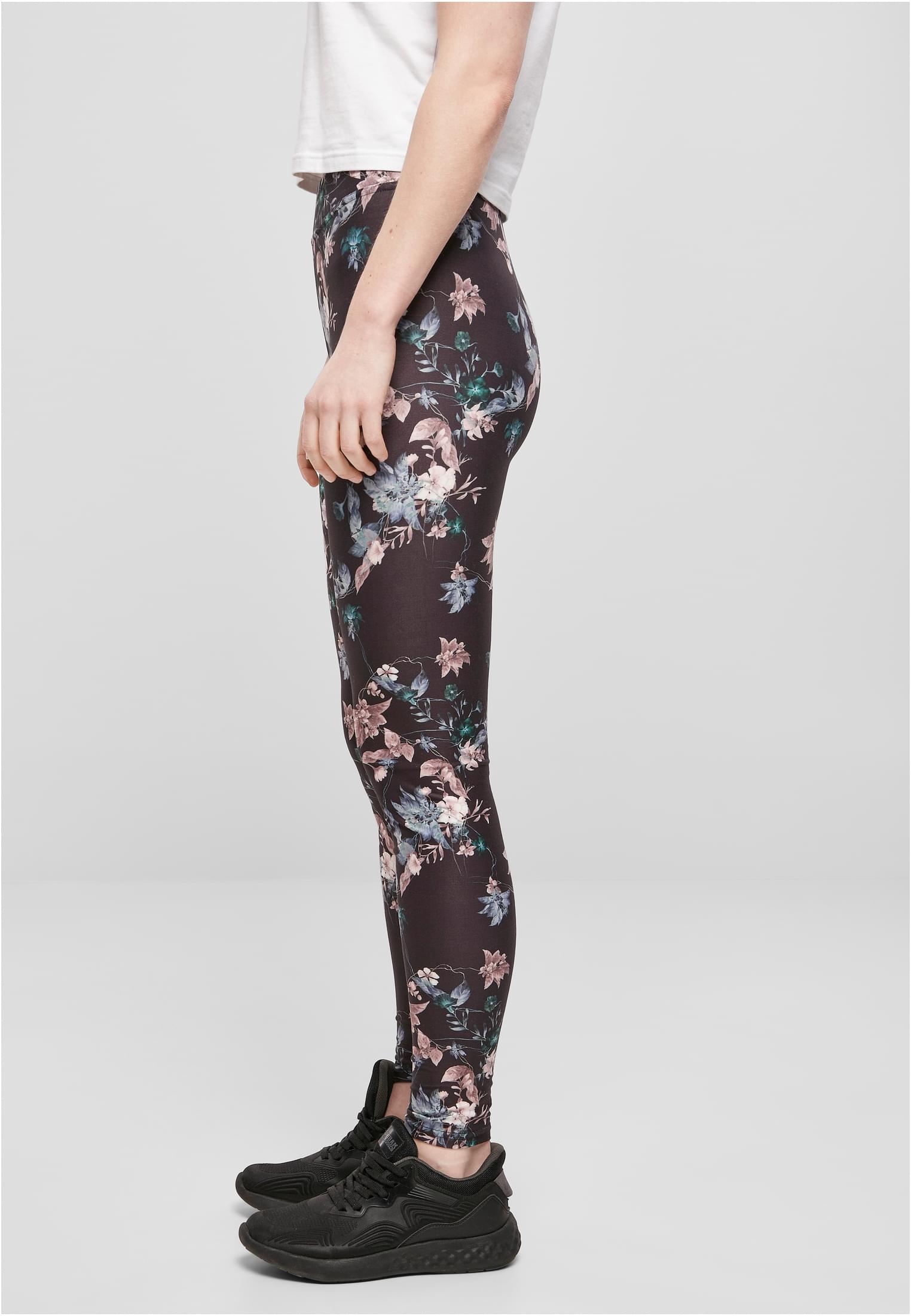 Sidovy av en kvinna som bär de blommönstrade Ladies Soft AOP Leggings.