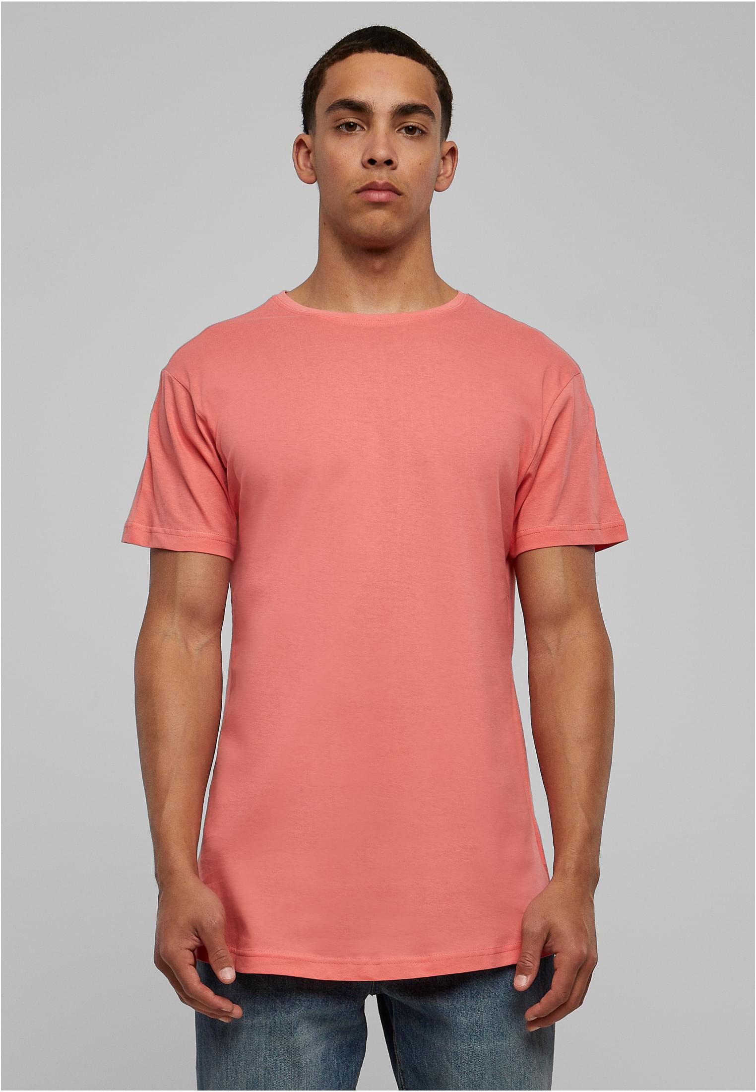 En man som bär en terrakottafärgad Shaped Long Tee t-shirt.