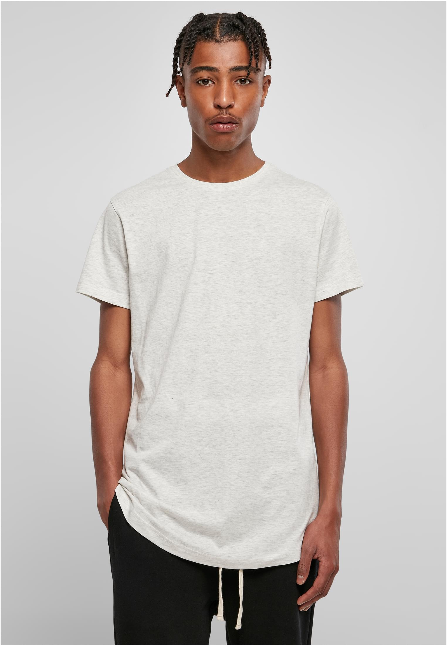 Framsida på en manlig modell som bär en ljusgrå Shaped Long Tee.