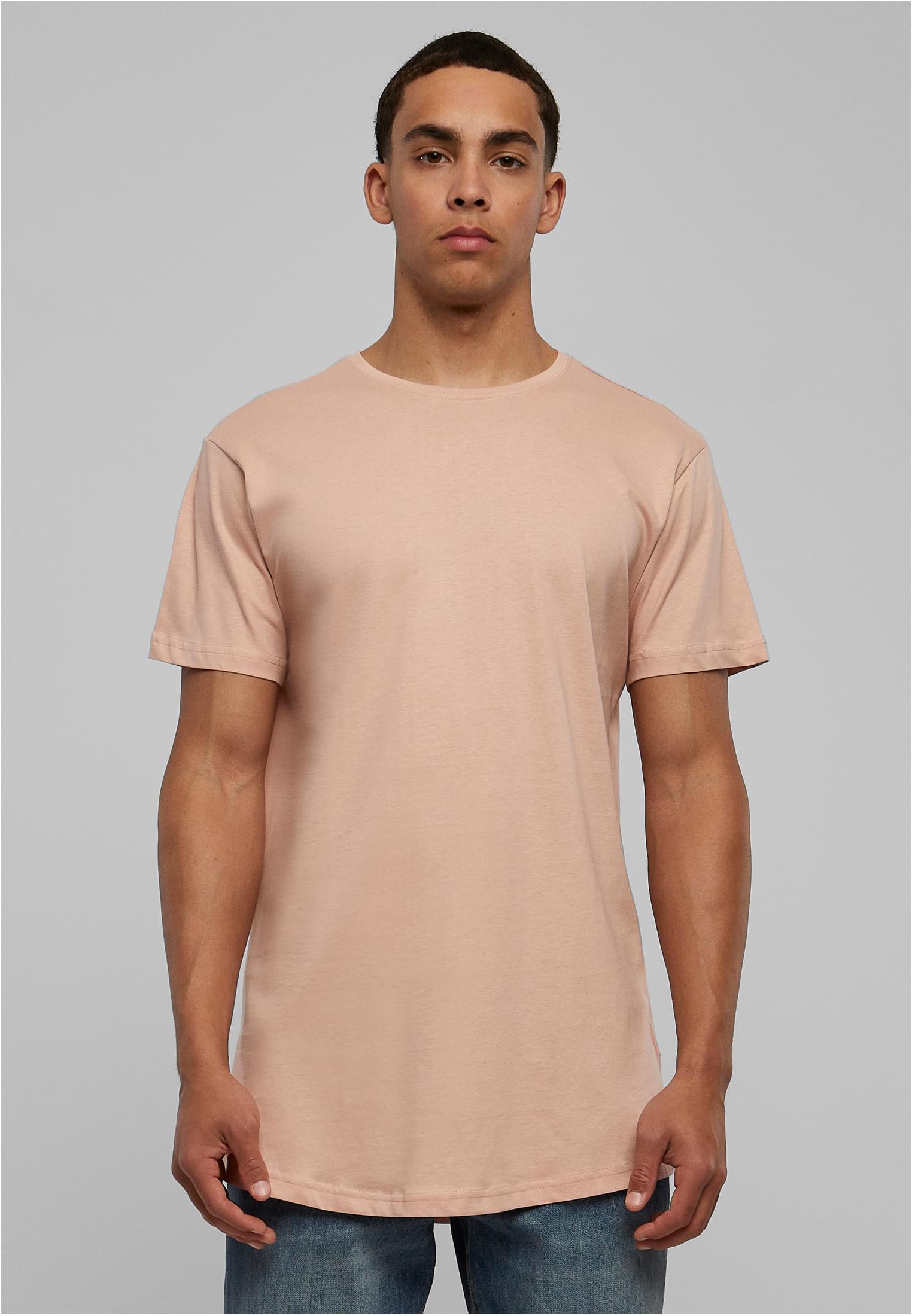 En manlig modell bär en terrakottafärgad Shaped Long Tee från Urban Classics.