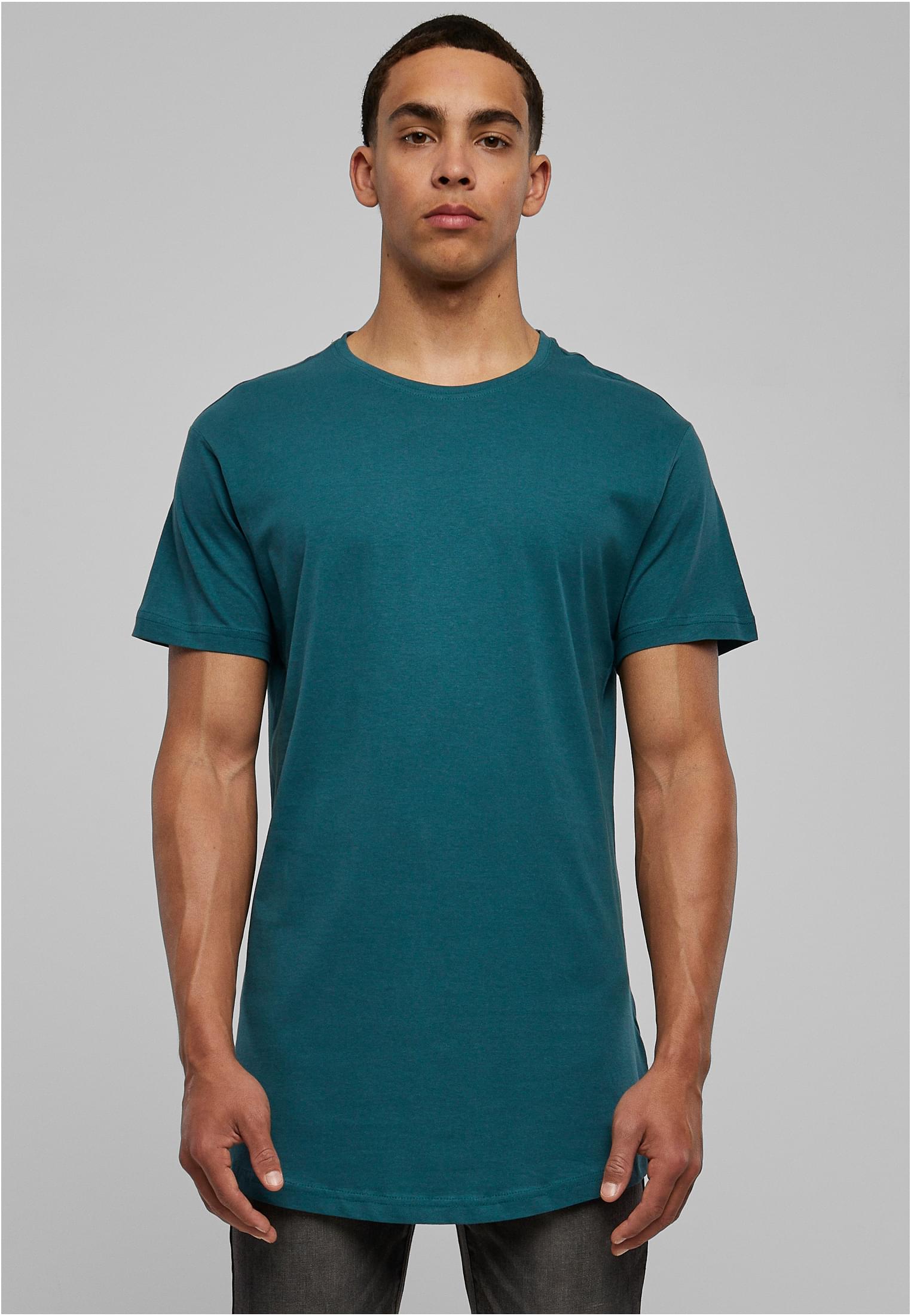 En manlig modell bär en petroleumblå Shaped Long Tee från Urban Classics.