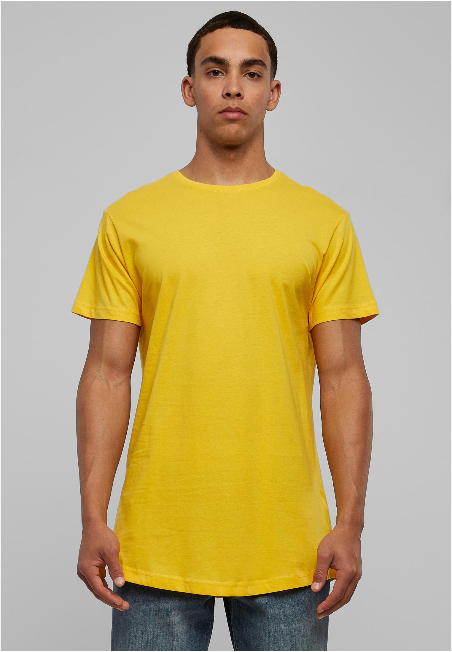 Framsida av en manlig modell som bär en gul UC Shaped Long Tee t-shirt mot en grå bakgrund.