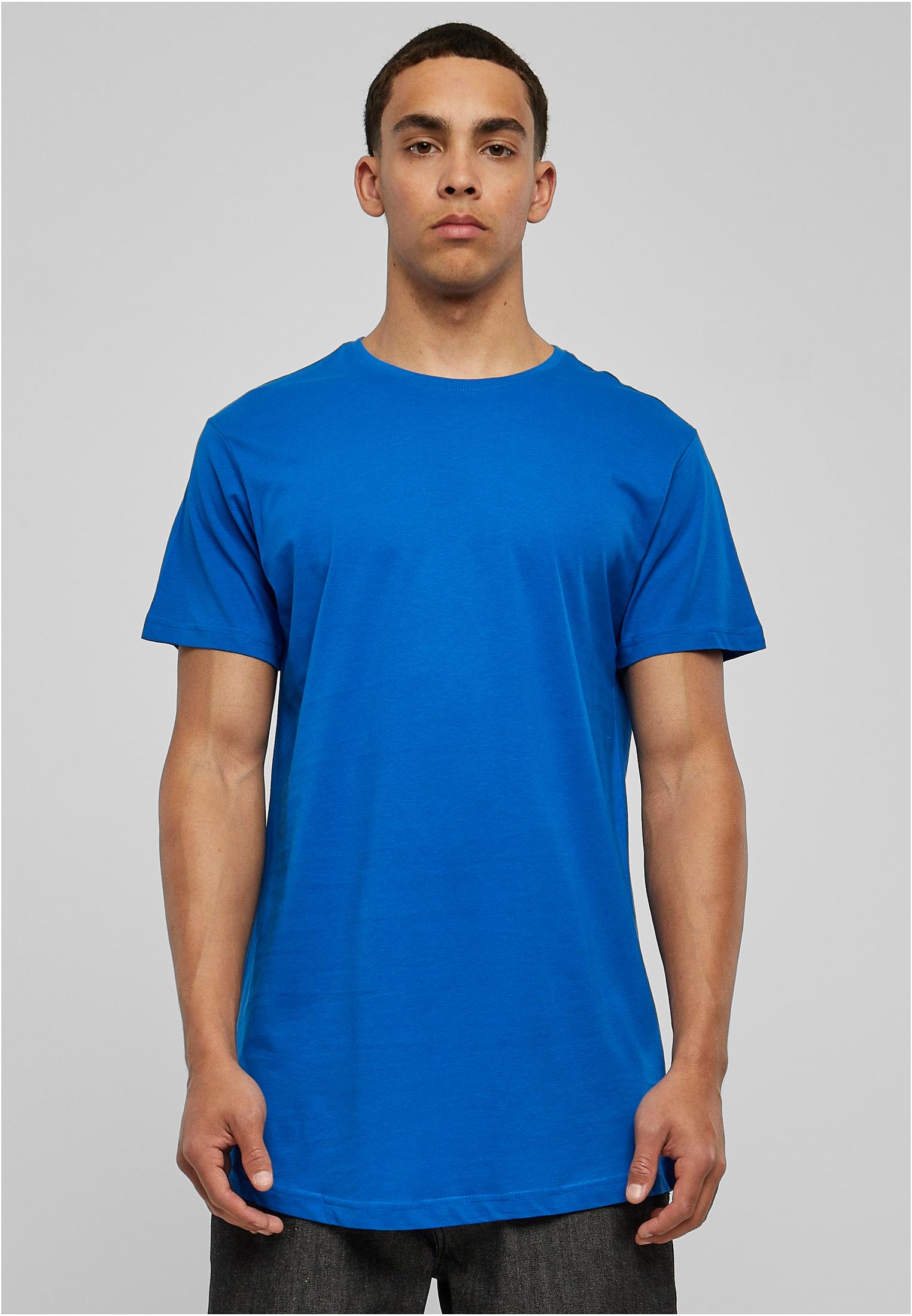 En manlig modell som bär en blå UC Shaped Long Tee, fotograferad framifrån mot en ljusgrå bakgrund.