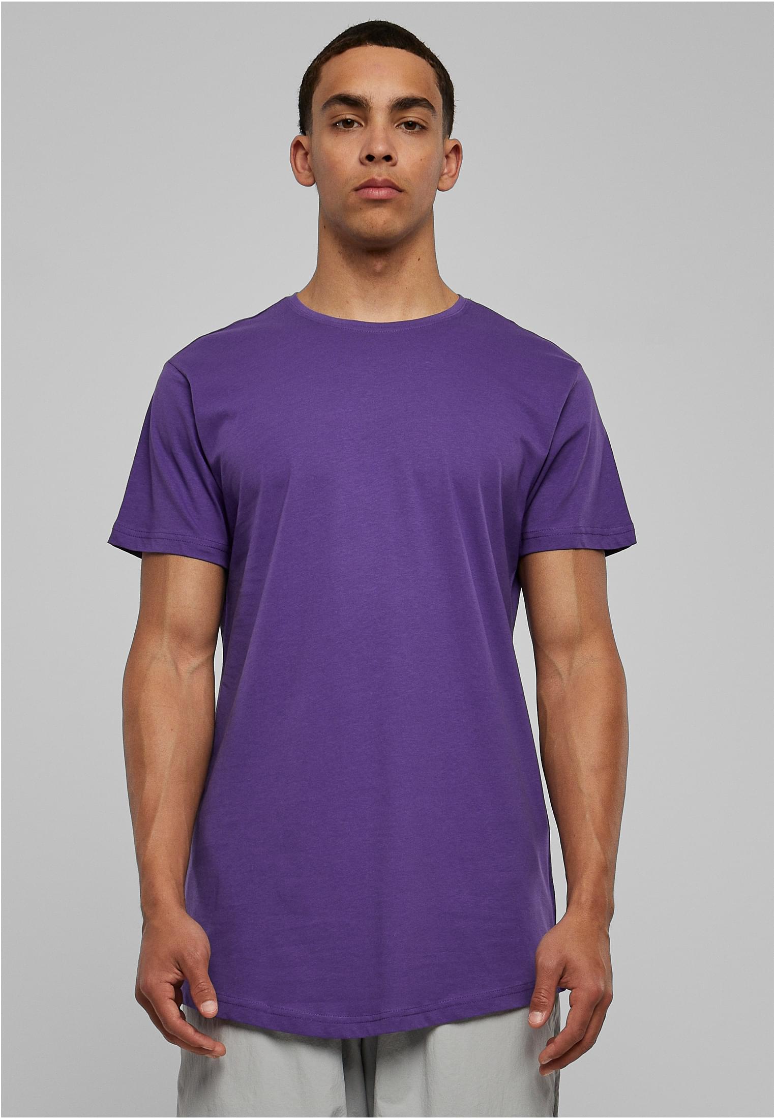 Manlig modell sedd framifrån, klädd i en lila UC Shaped Long Tee.
