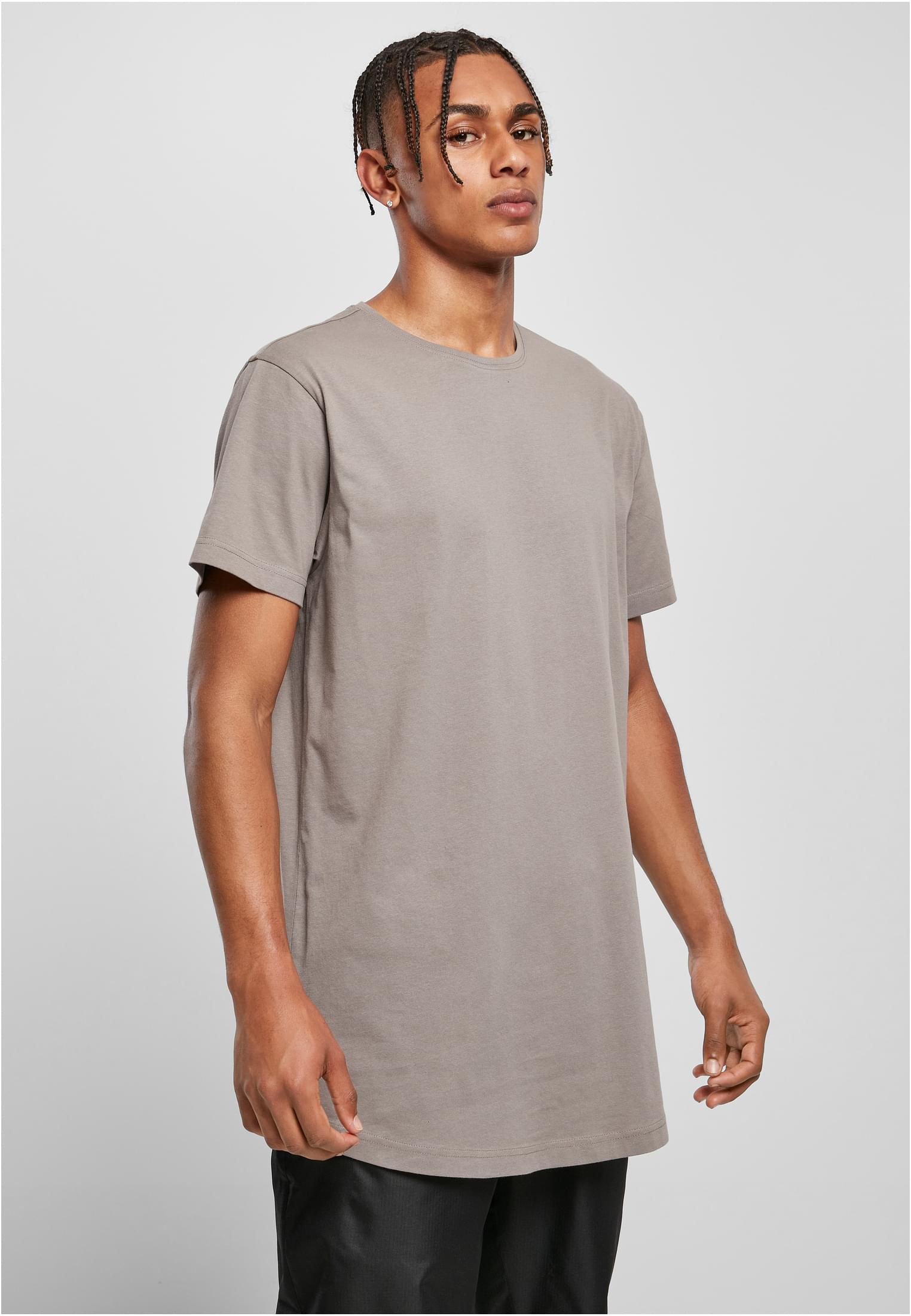 Framsida av en manlig modell som bär en terrakottafärgad Shaped Long Tee från Urban Classics.