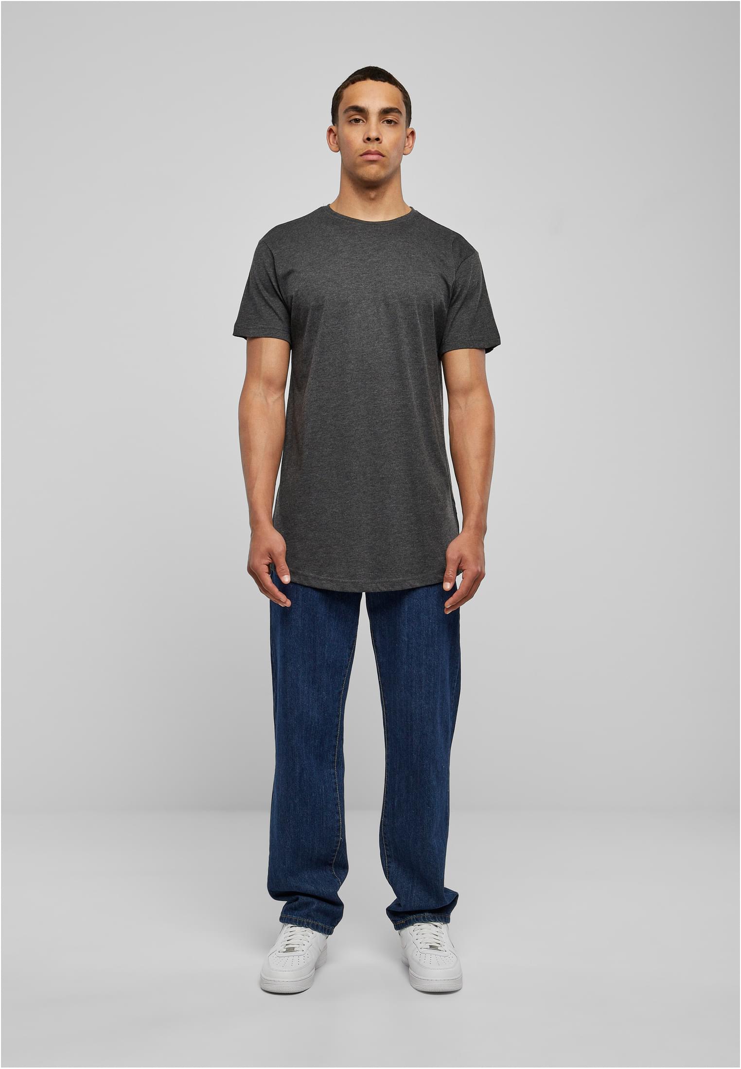 En manlig modell sedd framifrån, klädd i en mörkgrå Shaped Long Tee, blå jeans och vita sneakers, mot en ljusgrå studiobakgrund.