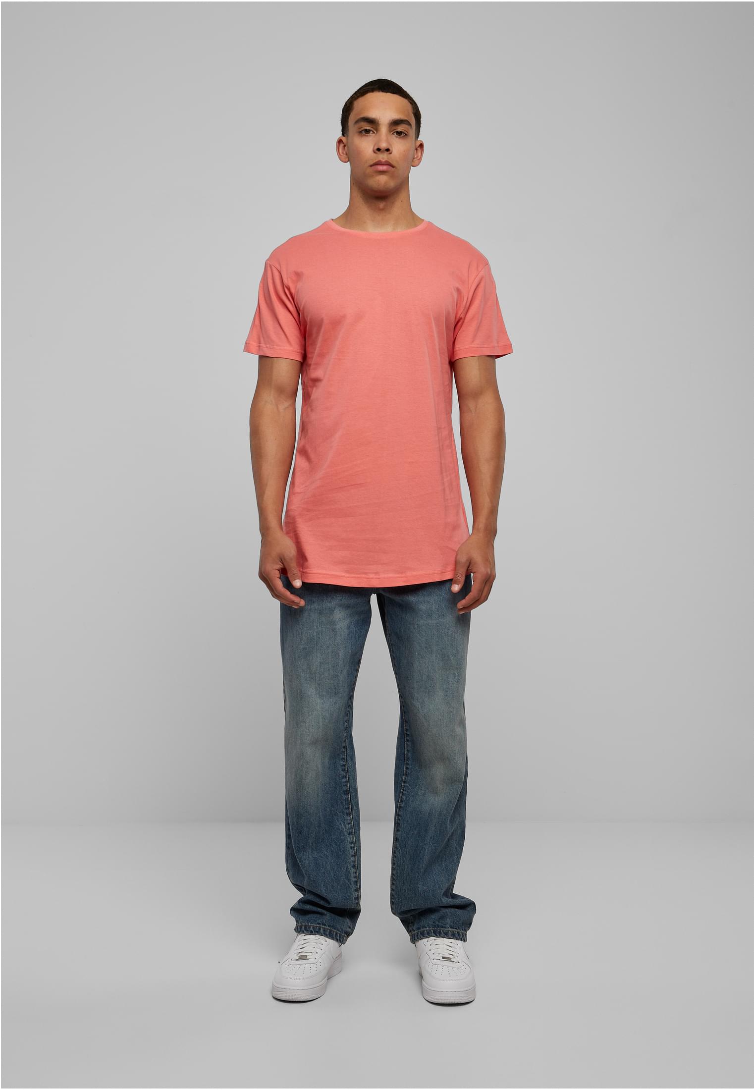 Framsida av en manlig modell som bär en terrakottafärgad Shaped Long Tee från Urban Classics.