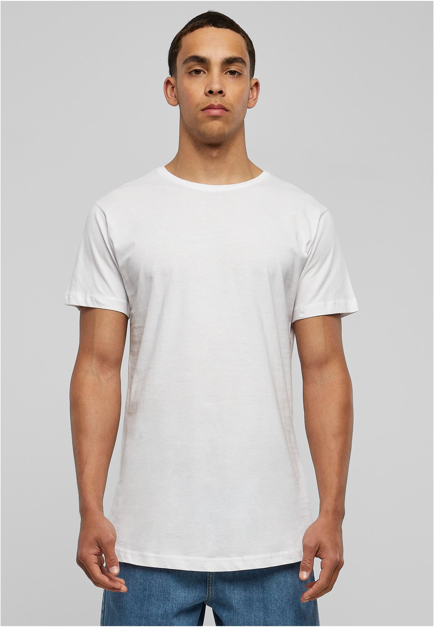 En manlig modell bär en vit Shaped Long Tee-t-shirt, fotograferad framifrån mot en ljusgrå bakgrund.