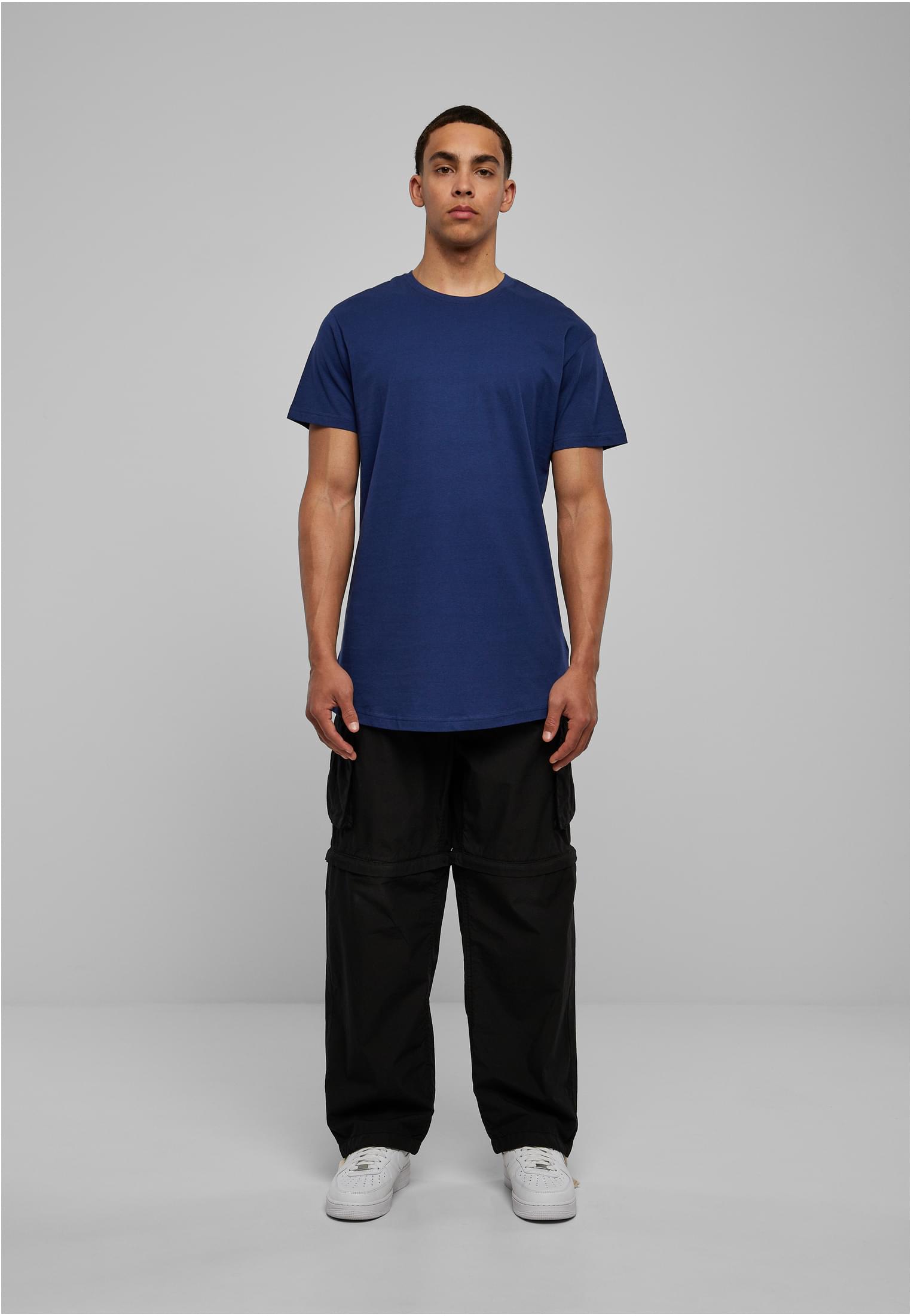 Framifrån-bild av en man som bär en blå UC Shaped Long Tee med svarta cargobyxor.