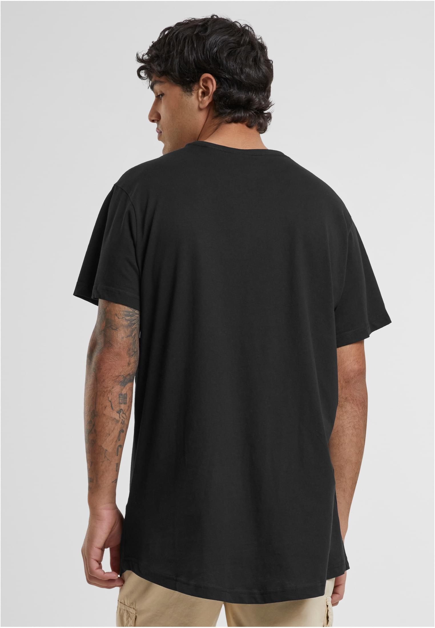 En man sedd bakifrån som bär en svart Shaped Long Tee med rundad fåll.