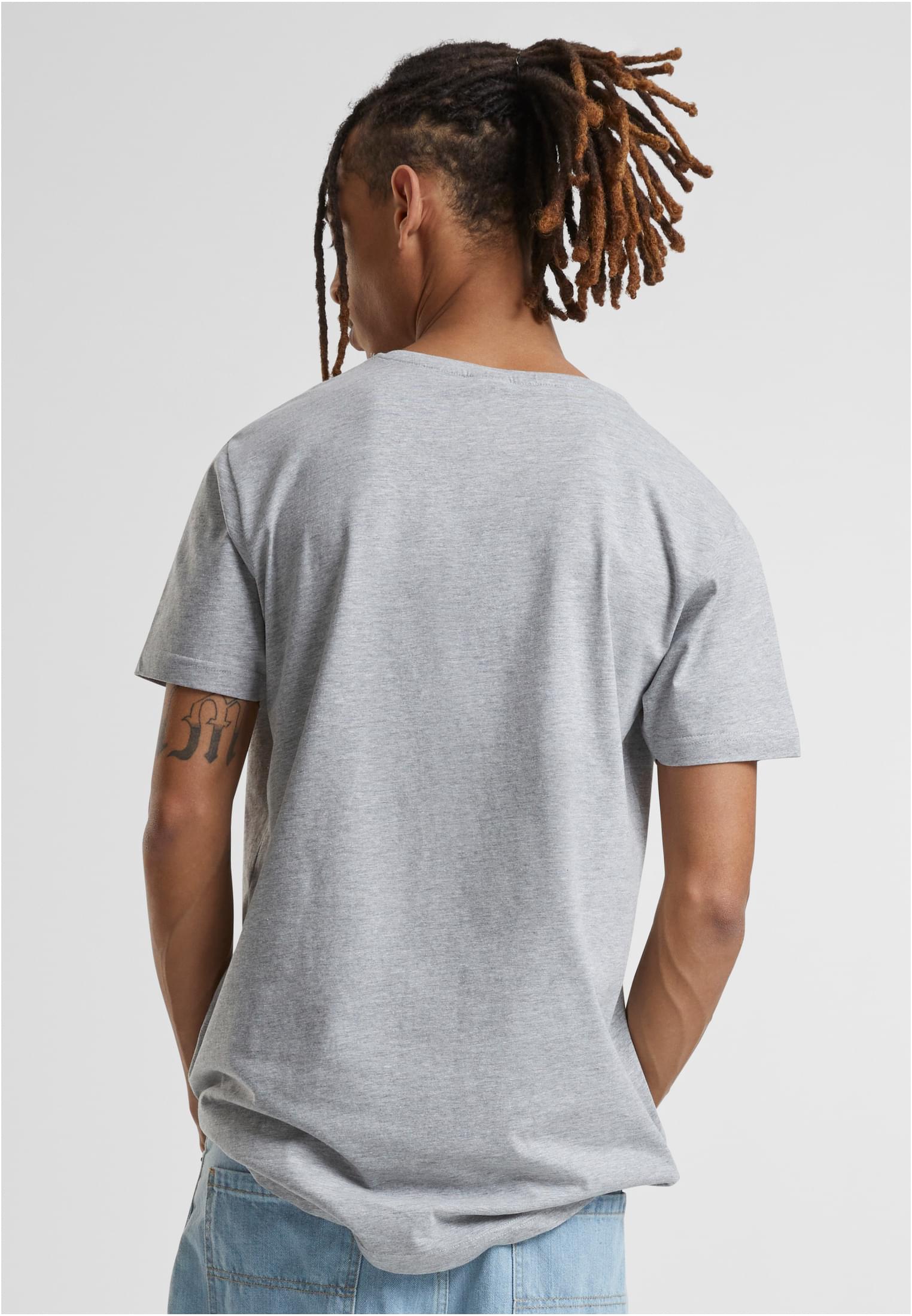 Baksidan av en manlig modell som bär en grå Shaped Long Tee från Urban Classics.