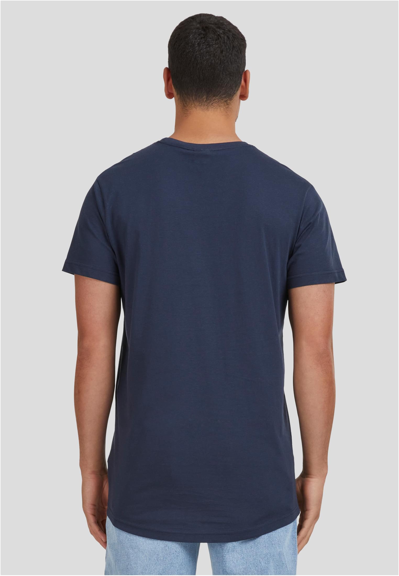 Baksidan av en man som bär en mörk UC Shaped Long Tee.