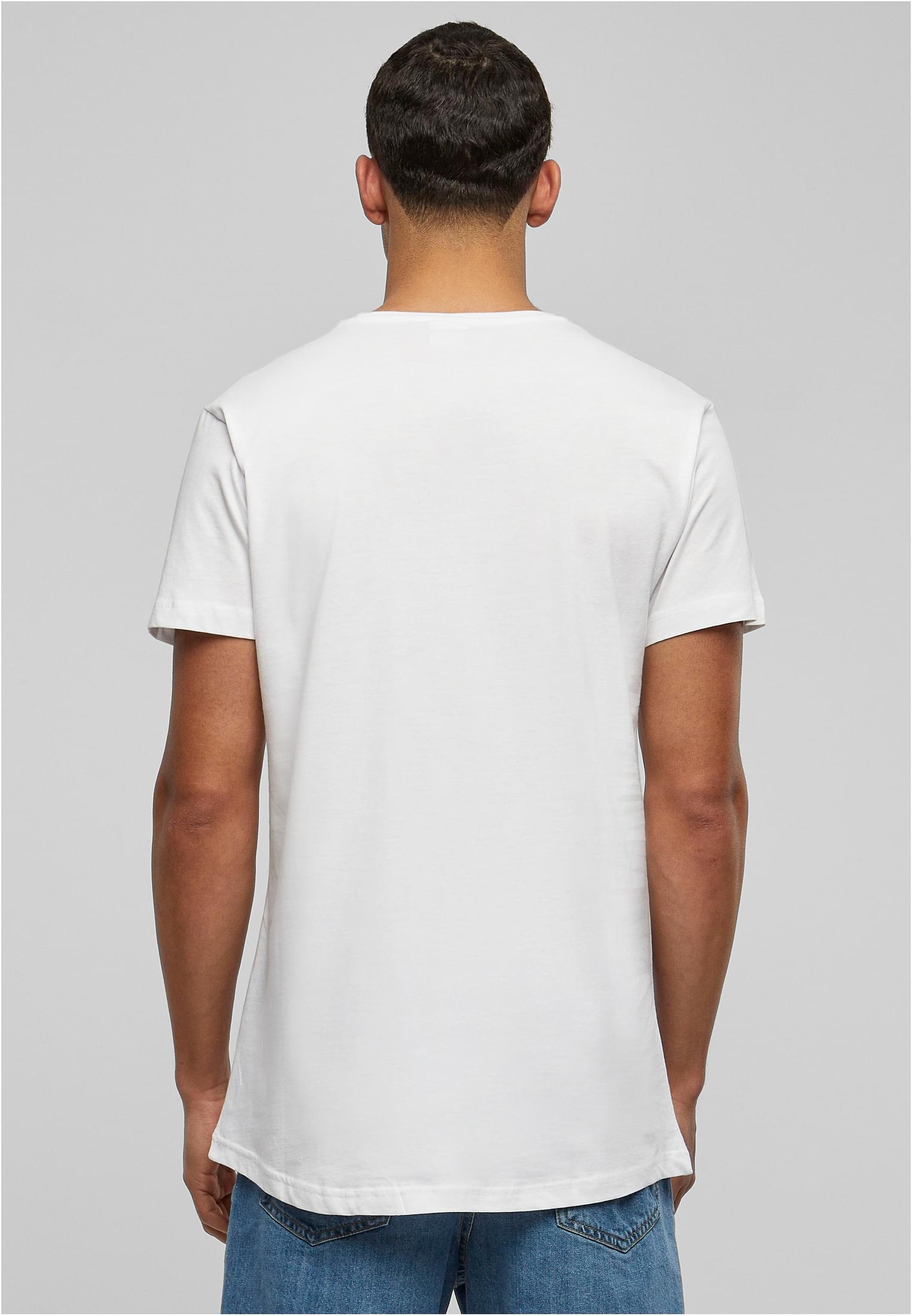 Baksidan av en manlig modell som bär en vit Shaped Long Tee med en rundad nederkant.