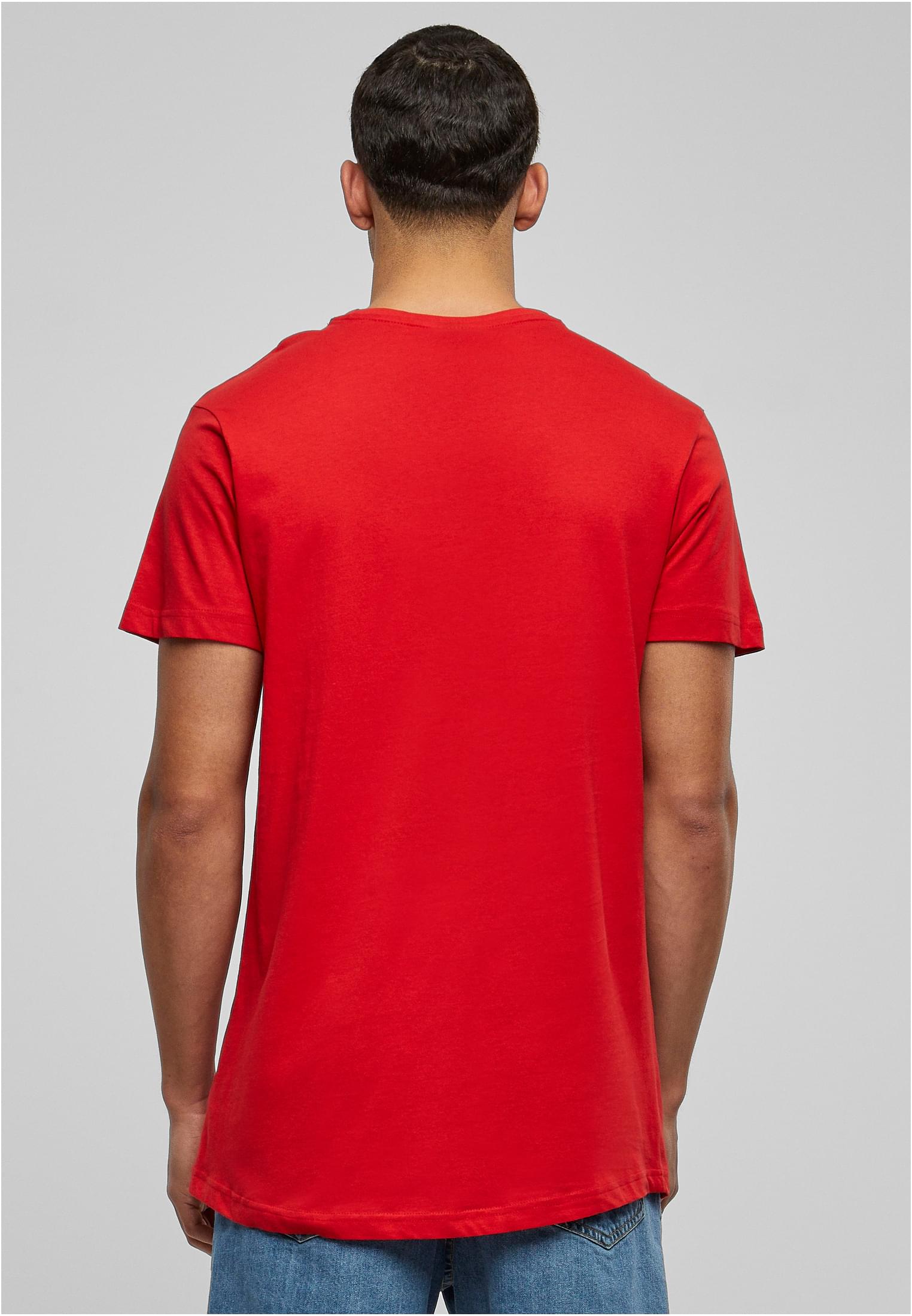 Baksidan av en manlig modell som bär en terrakottafärgad Shaped Long Tee.