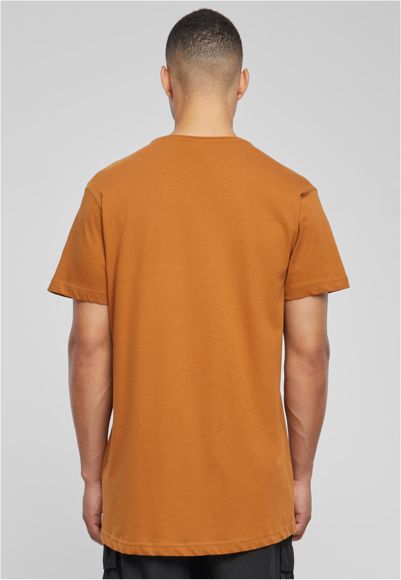 Baksidan av en terrakottafärgad Shaped Long Tee på en manlig modell.