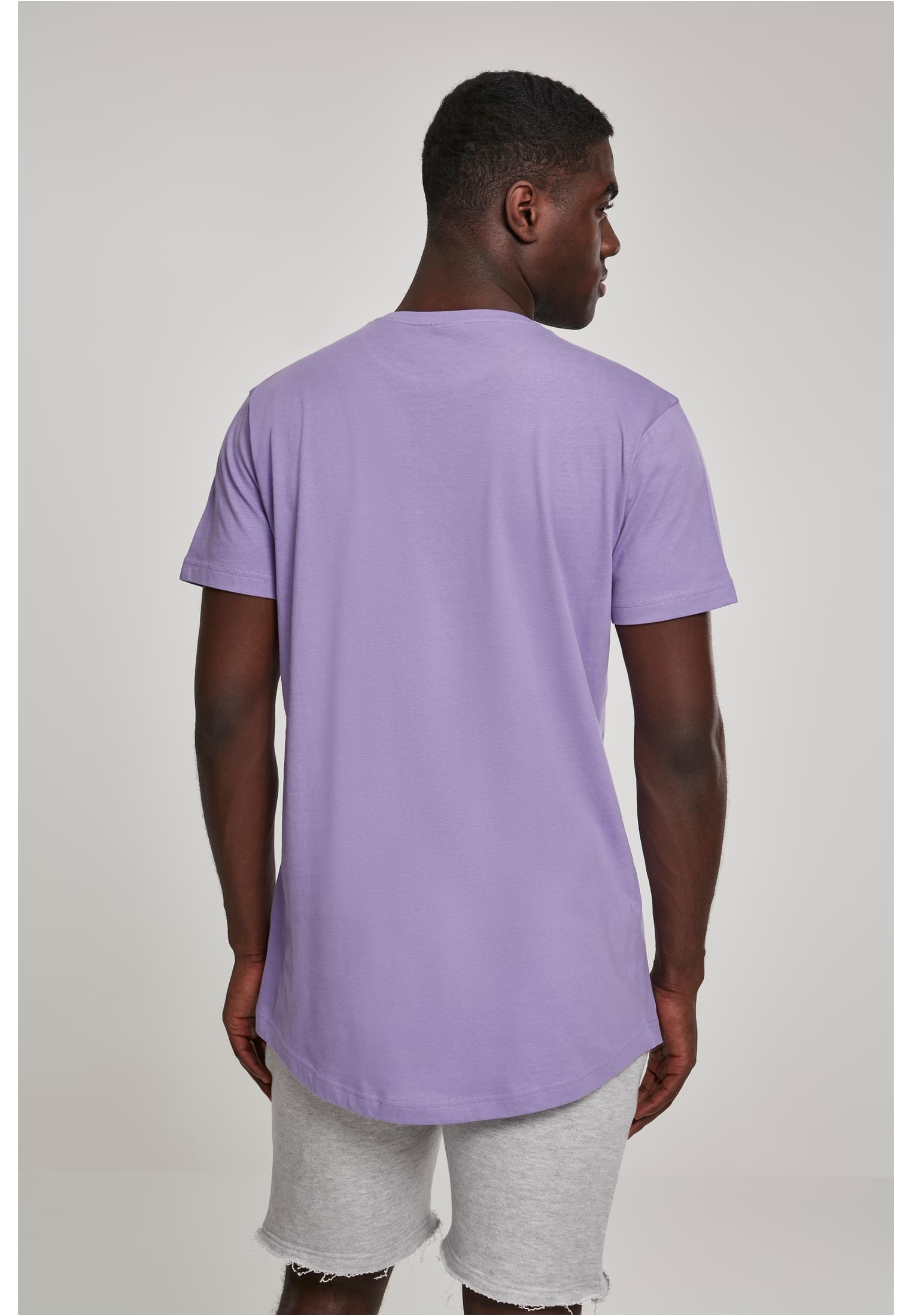 Baksidan av en man som bär en ljuslila Shaped Long Tee med en rundad nederkant.