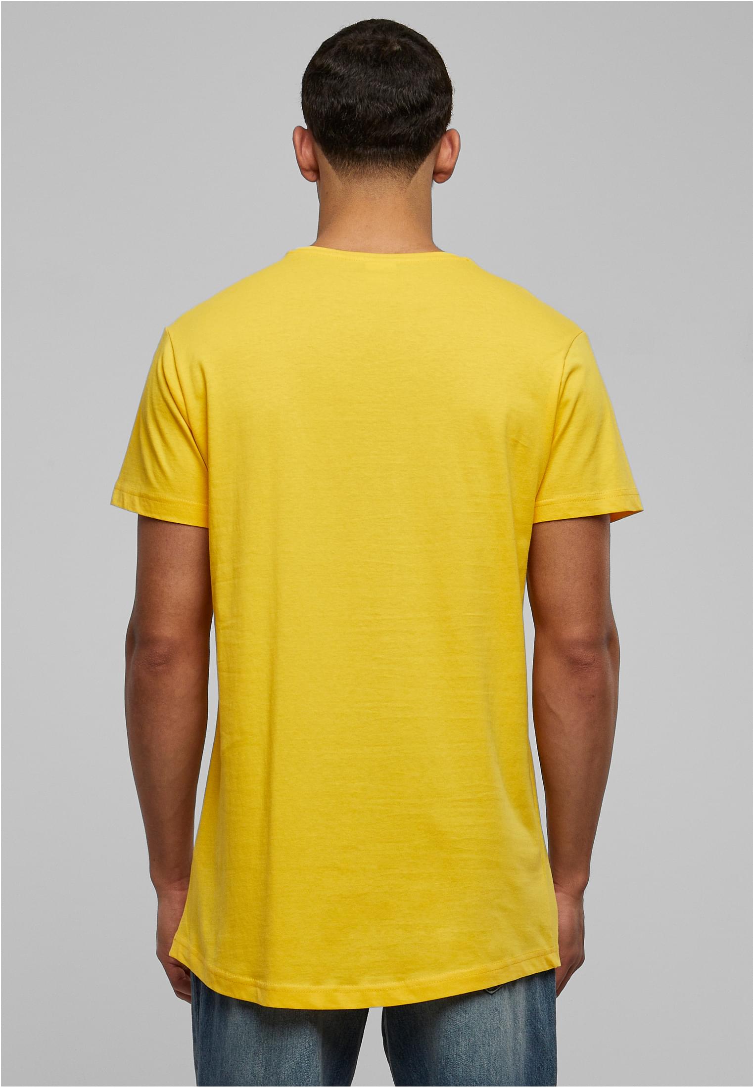 Baksidan av en man som bär en gul UC Shaped Long Tee.