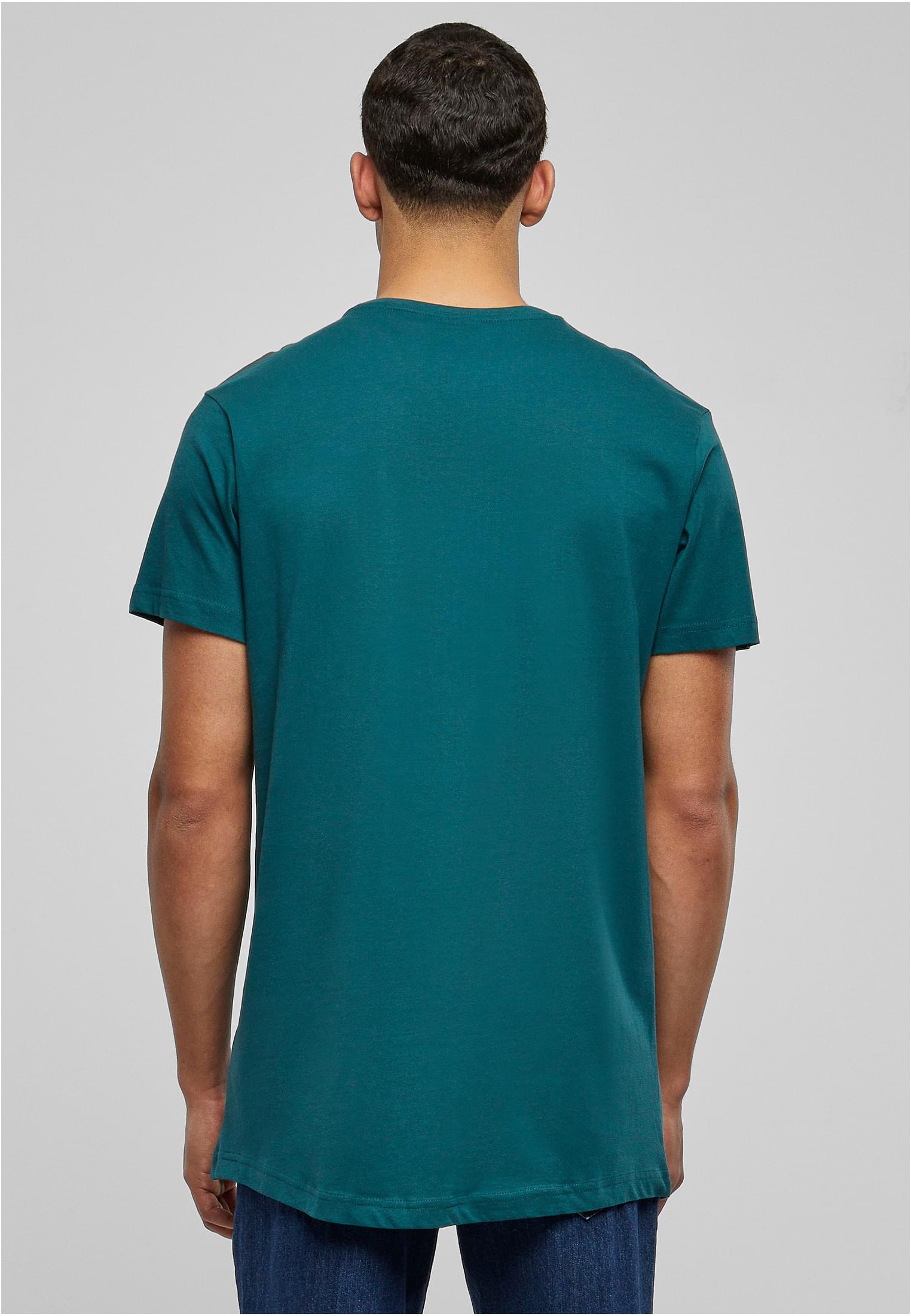 Manlig modell sedd bakifrån, klädd i en mörkgrön UC Shaped Long Tee.