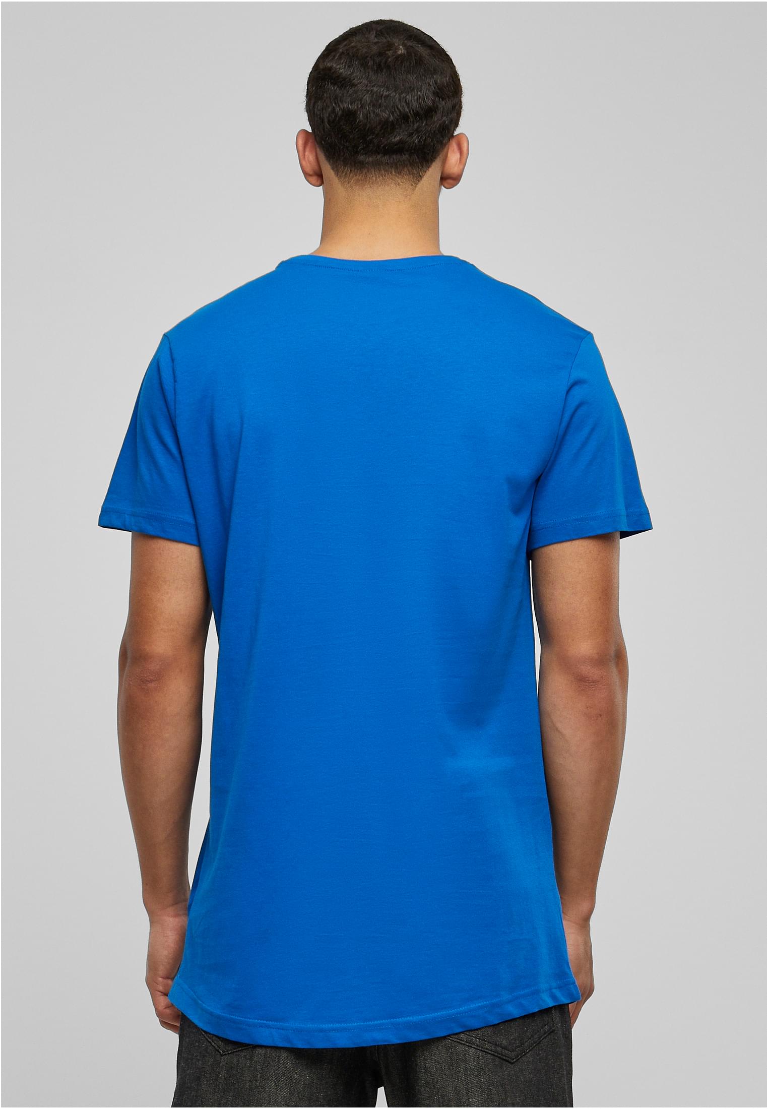 Baksidan av en manlig modell som bär en blå Shaped Long Tee från Urban Classics.