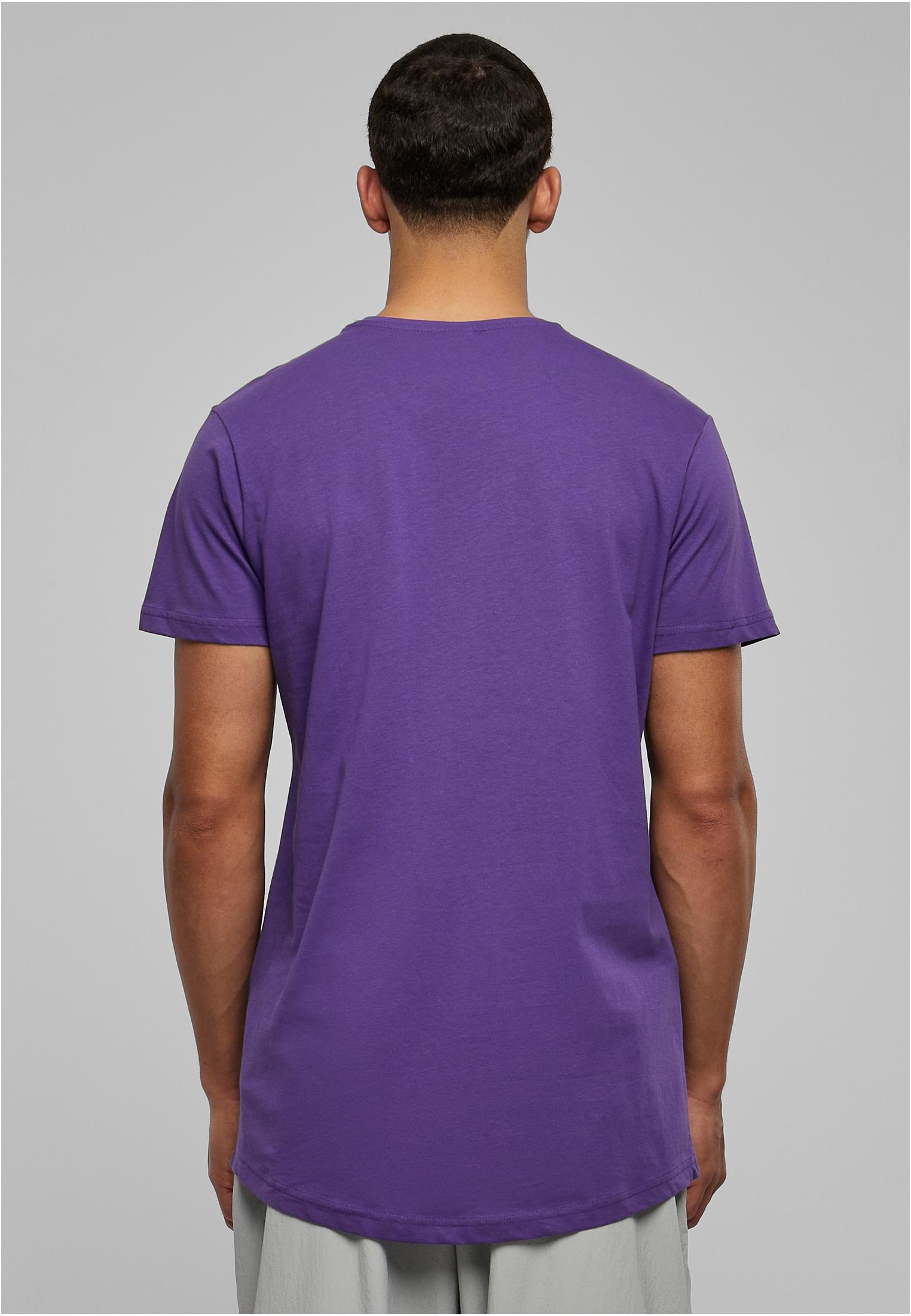 Manlig modell sedd bakifrån, klädd i en lila Shaped Long Tee med en längre passform och rundad fåll.
