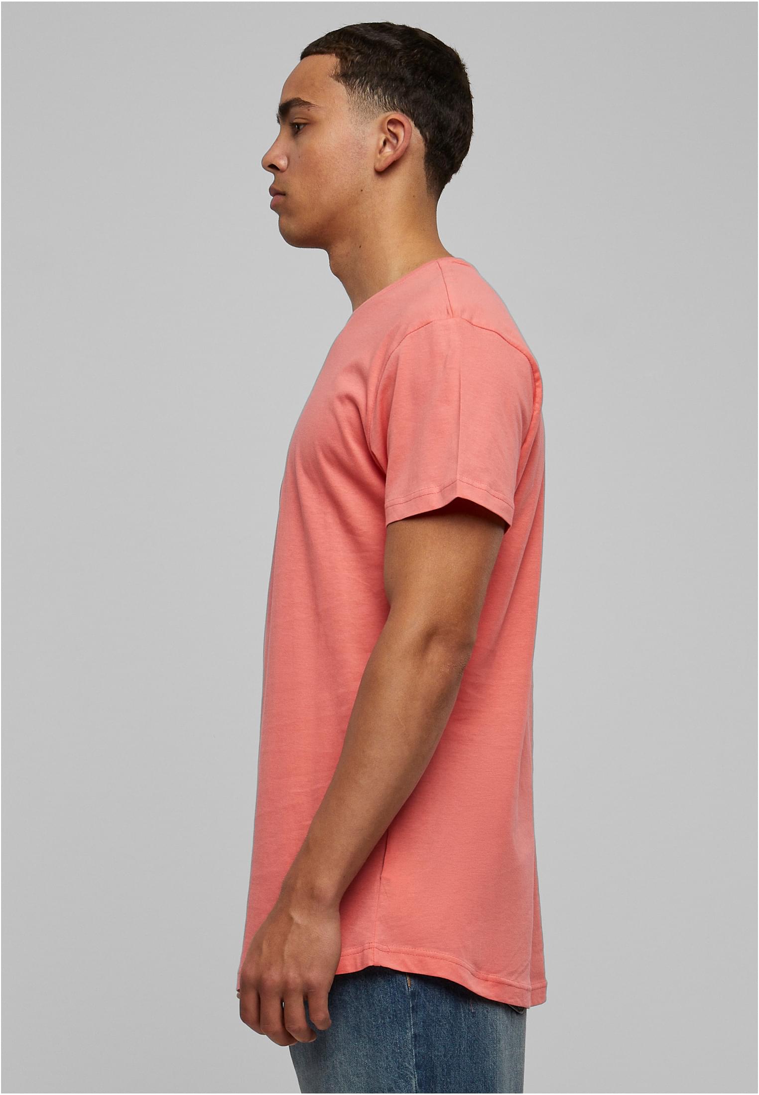 En man sedd från sidan, iklädd en terracottafärgad Shaped Long Tee.