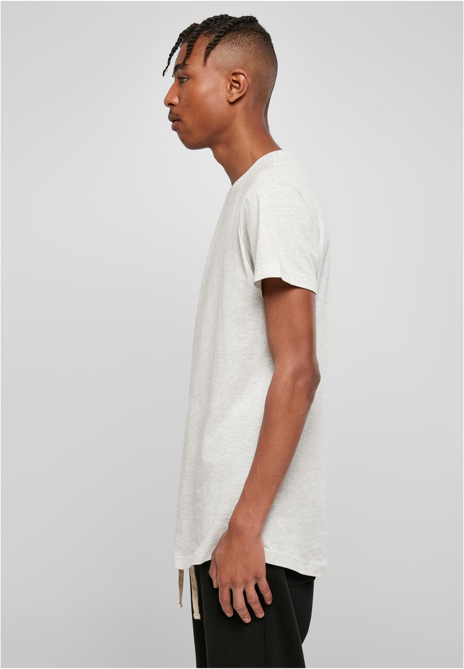 Manlig modell sedd från sidan som bär en ljusgråmelerad Shaped Long Tee.