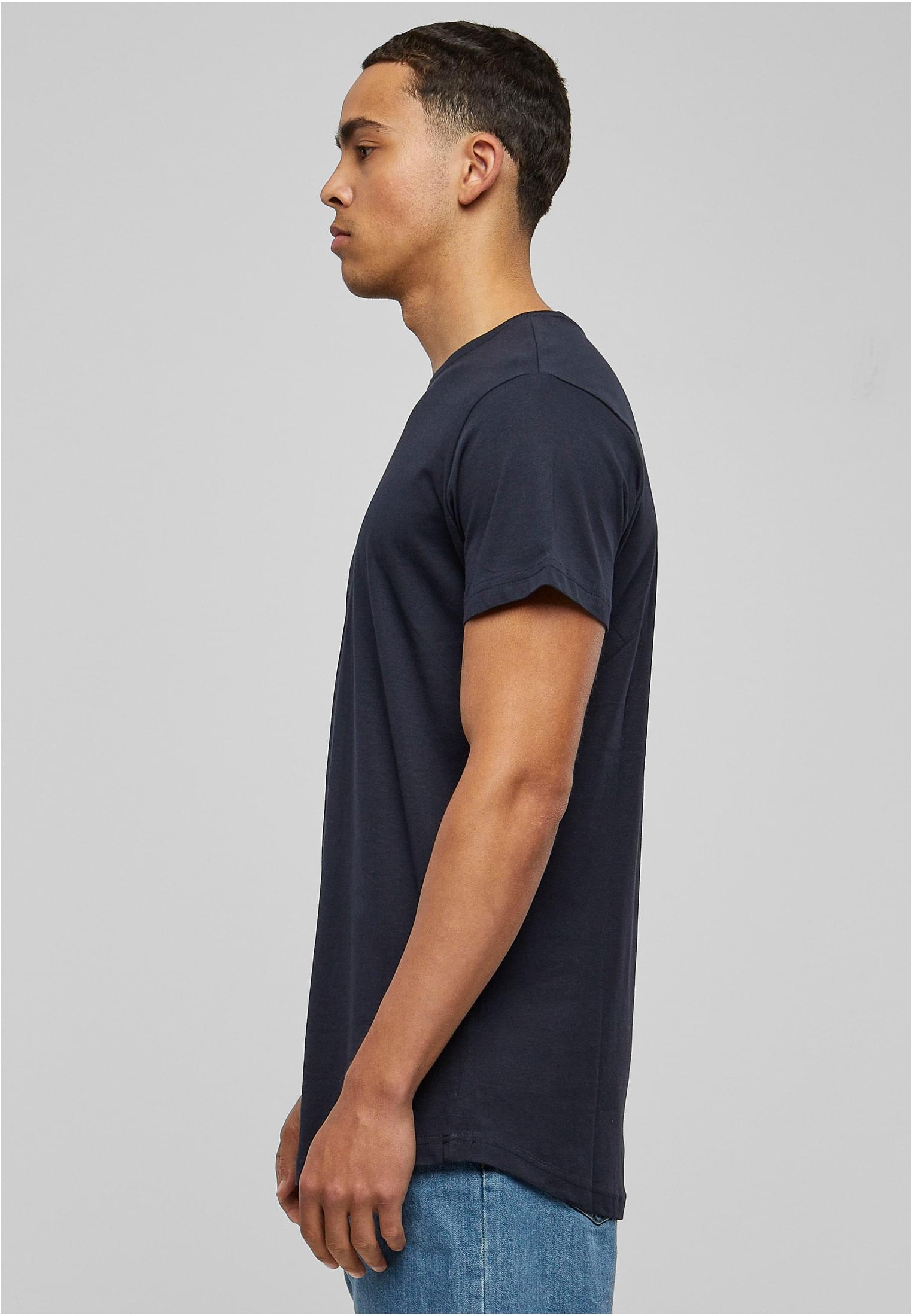 Sidovy av en man som bär en mörk Shaped Long Tee från Urban Classics.