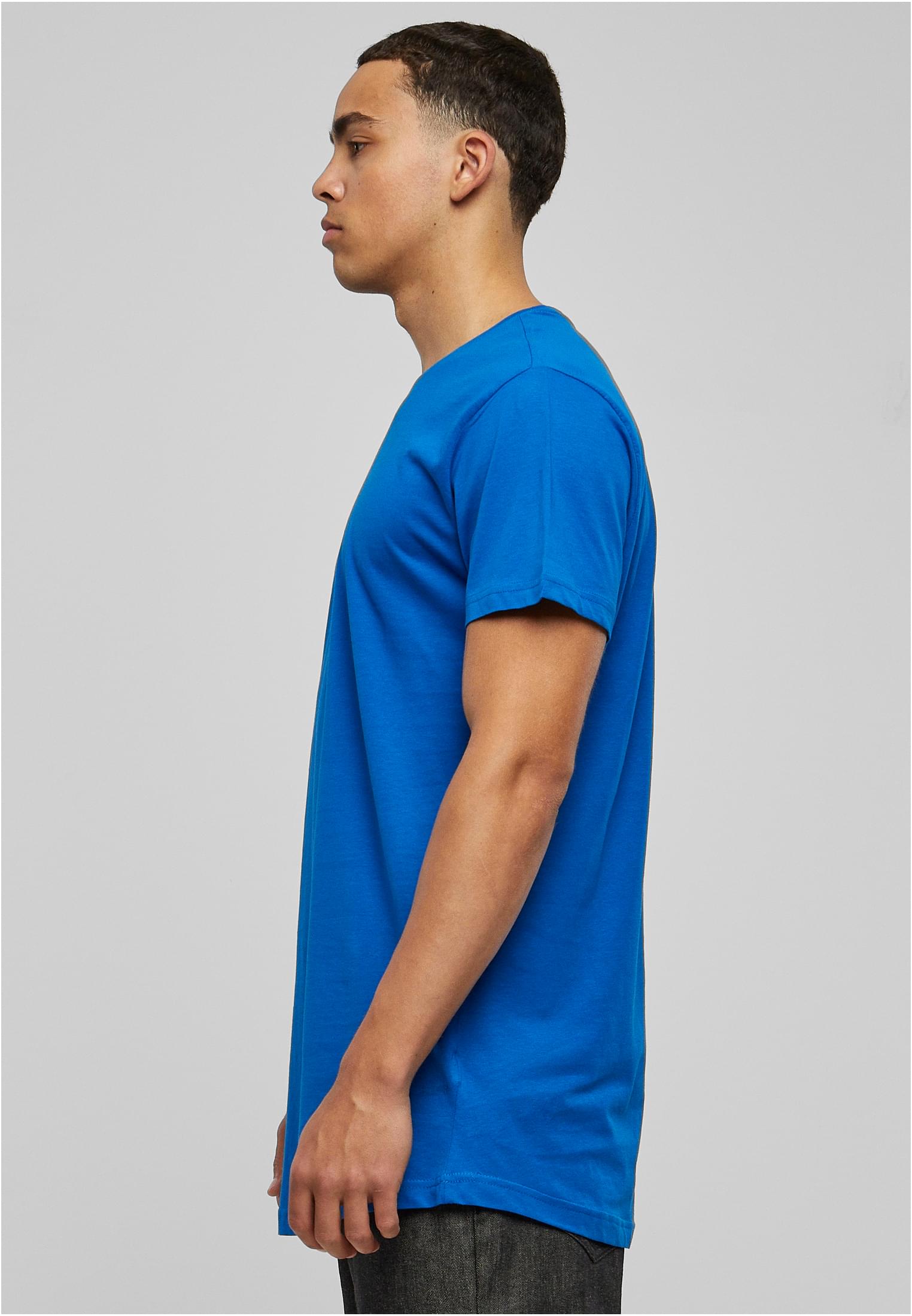 Sidovy av en man som bär en blå UC Shaped Long Tee.