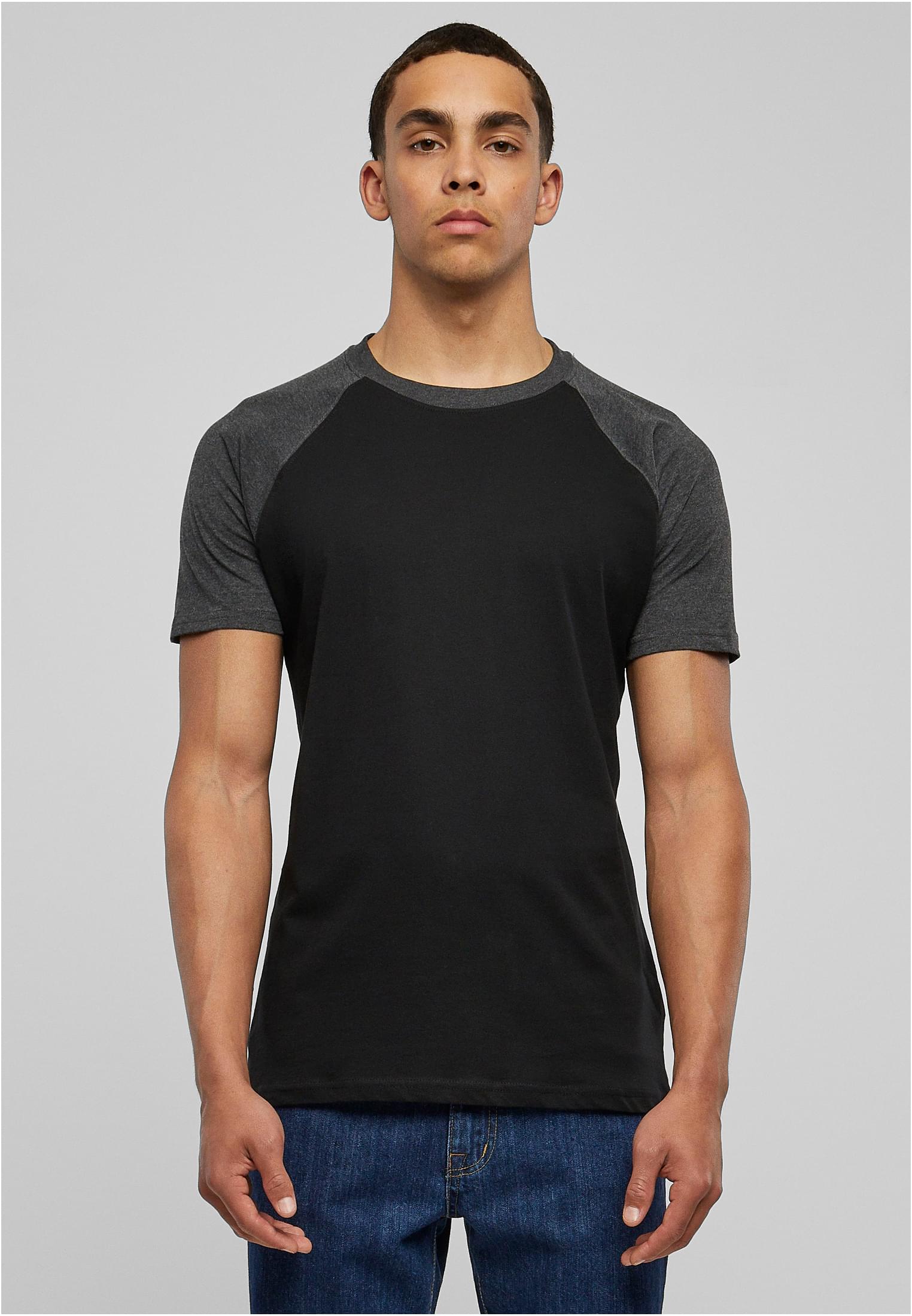 Man klädd i en mörkblå och mörkgrå Raglan Contrast Tee, sedd framifrån.