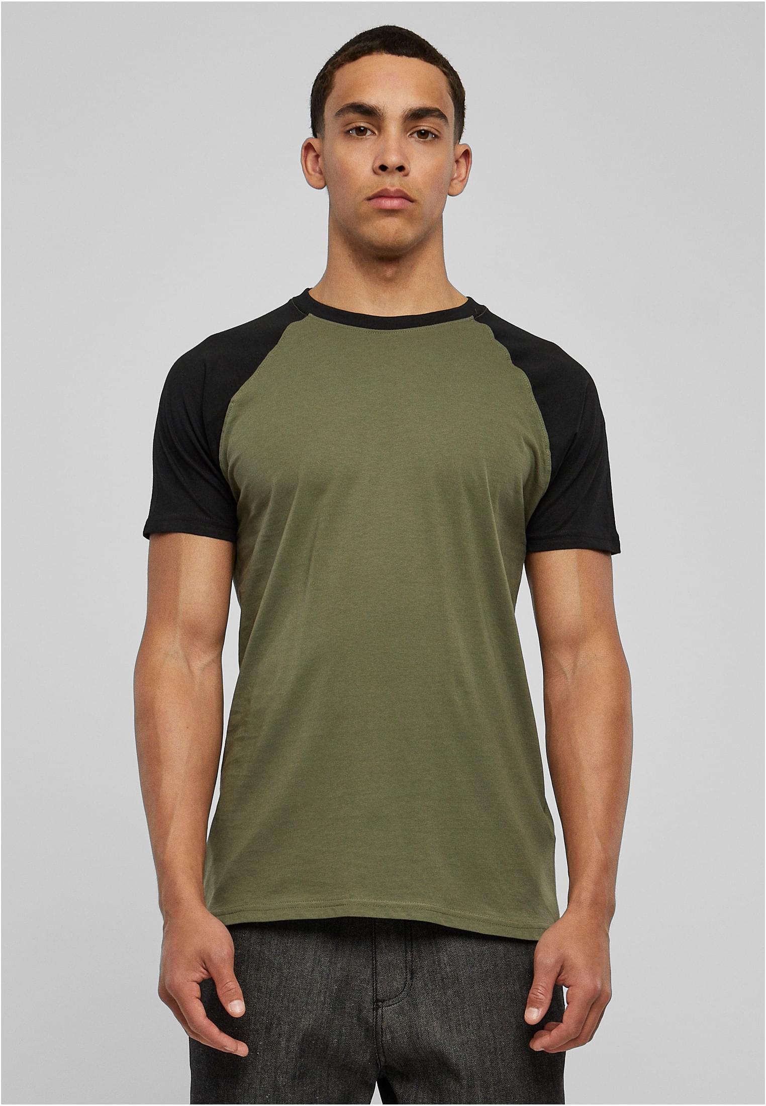 Man som bär en olivgrön och svart Raglan Contrast Tee, sedd framifrån.