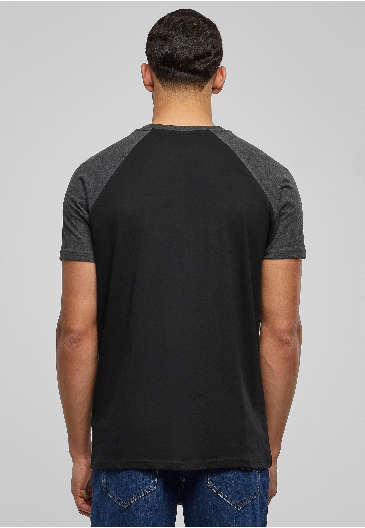 Baksidan av en man som bär en mörkblå och mörkgrå Raglan Contrast Tee.