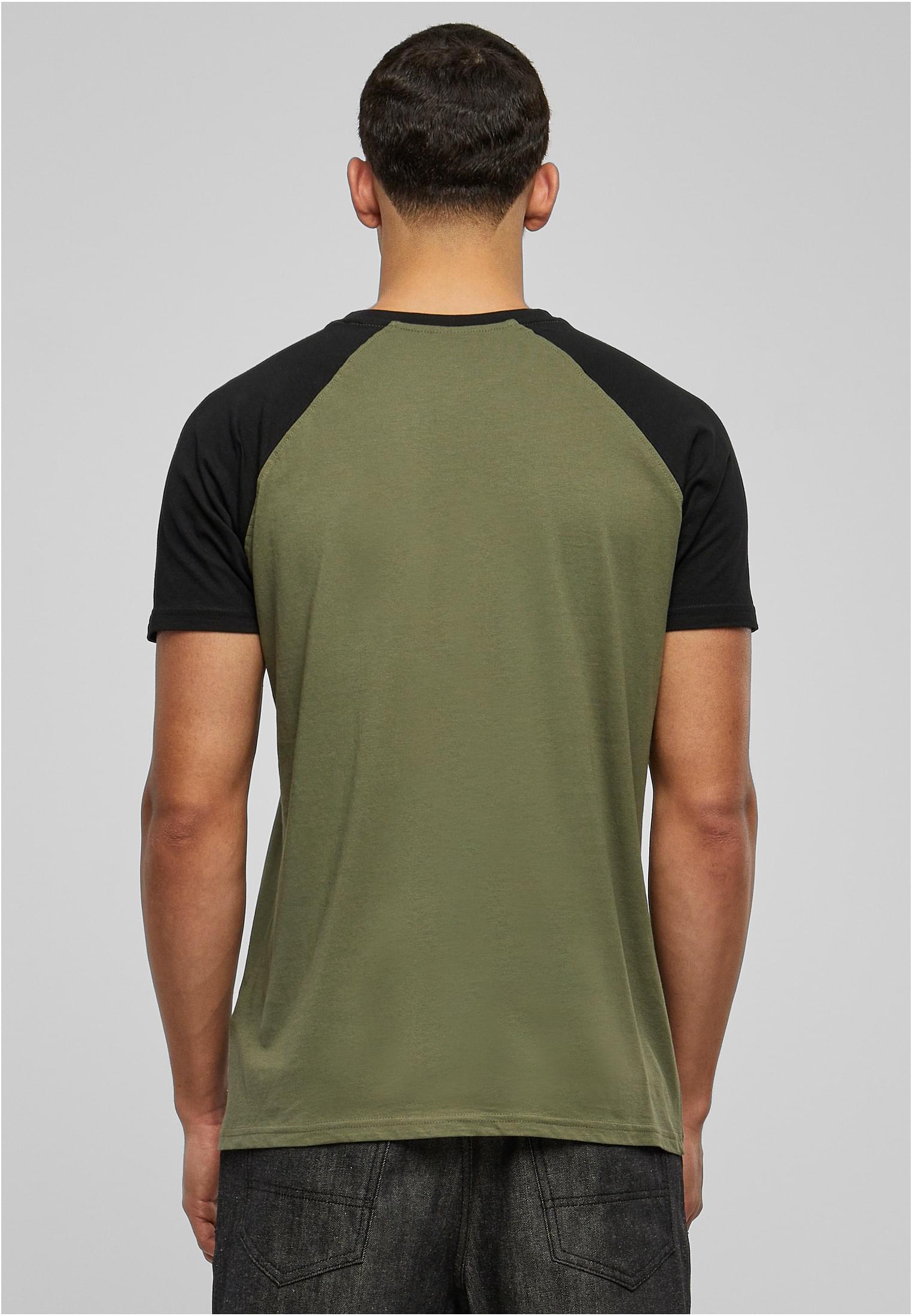 Man fotograferad bakifrån i en mörkblå Raglan Contrast Tee med midnattsblå raglanärmar.