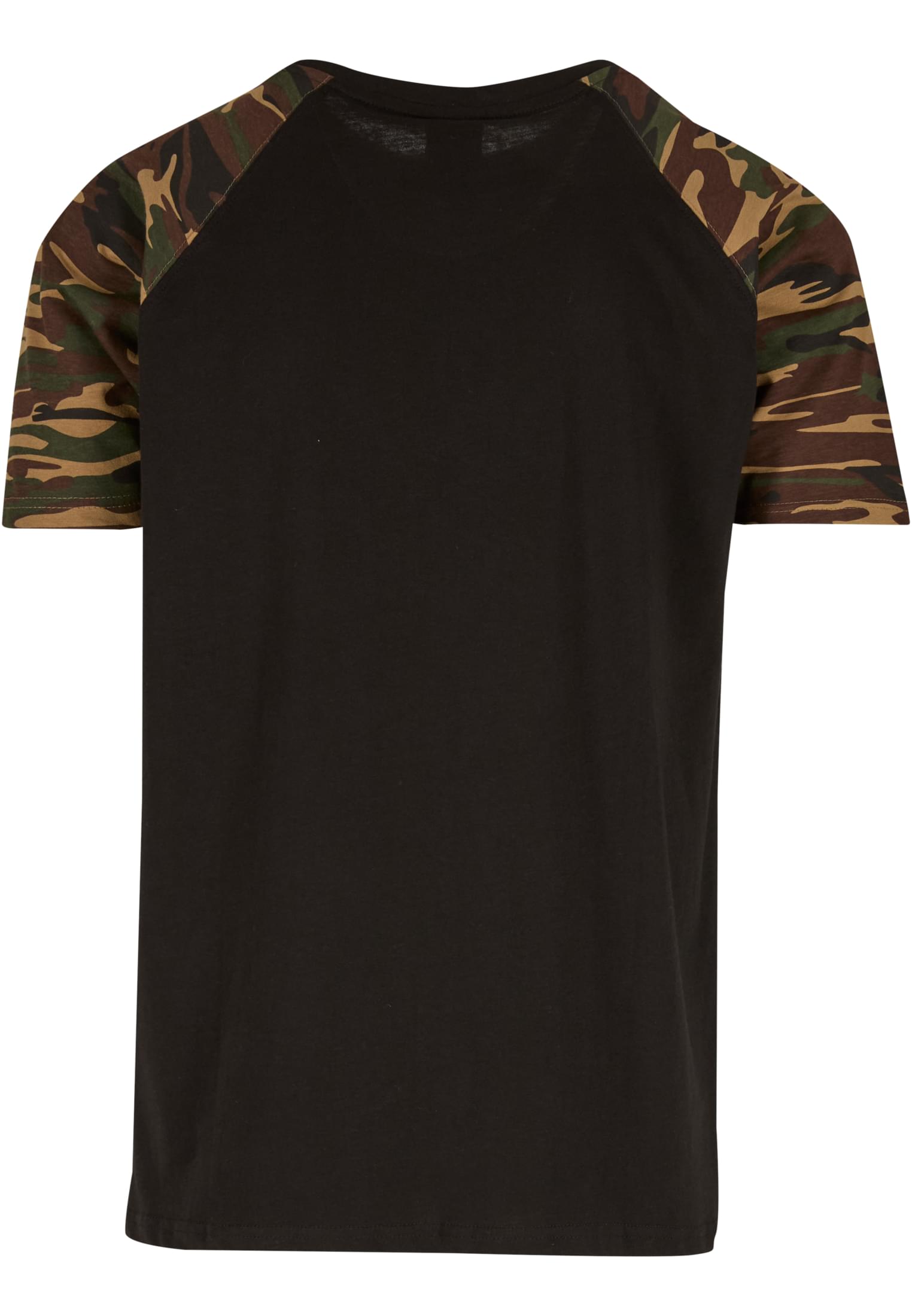 Baksidan av en svart t-shirt med kamouflagemönstrade raglanärmar.