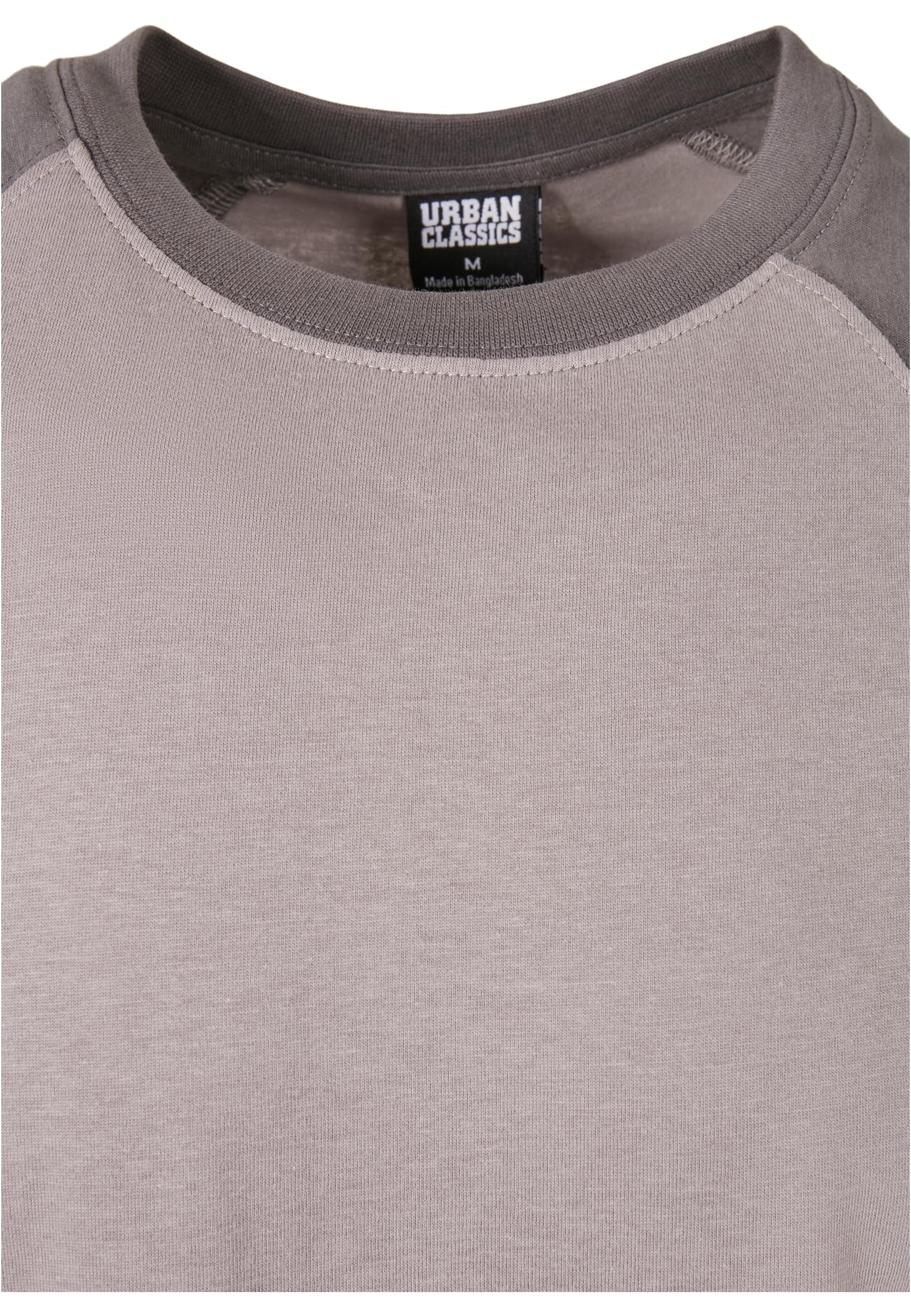 Närbild på den kontrastfärgade kragen och märkeslappen på en Raglan Contrast Tee.