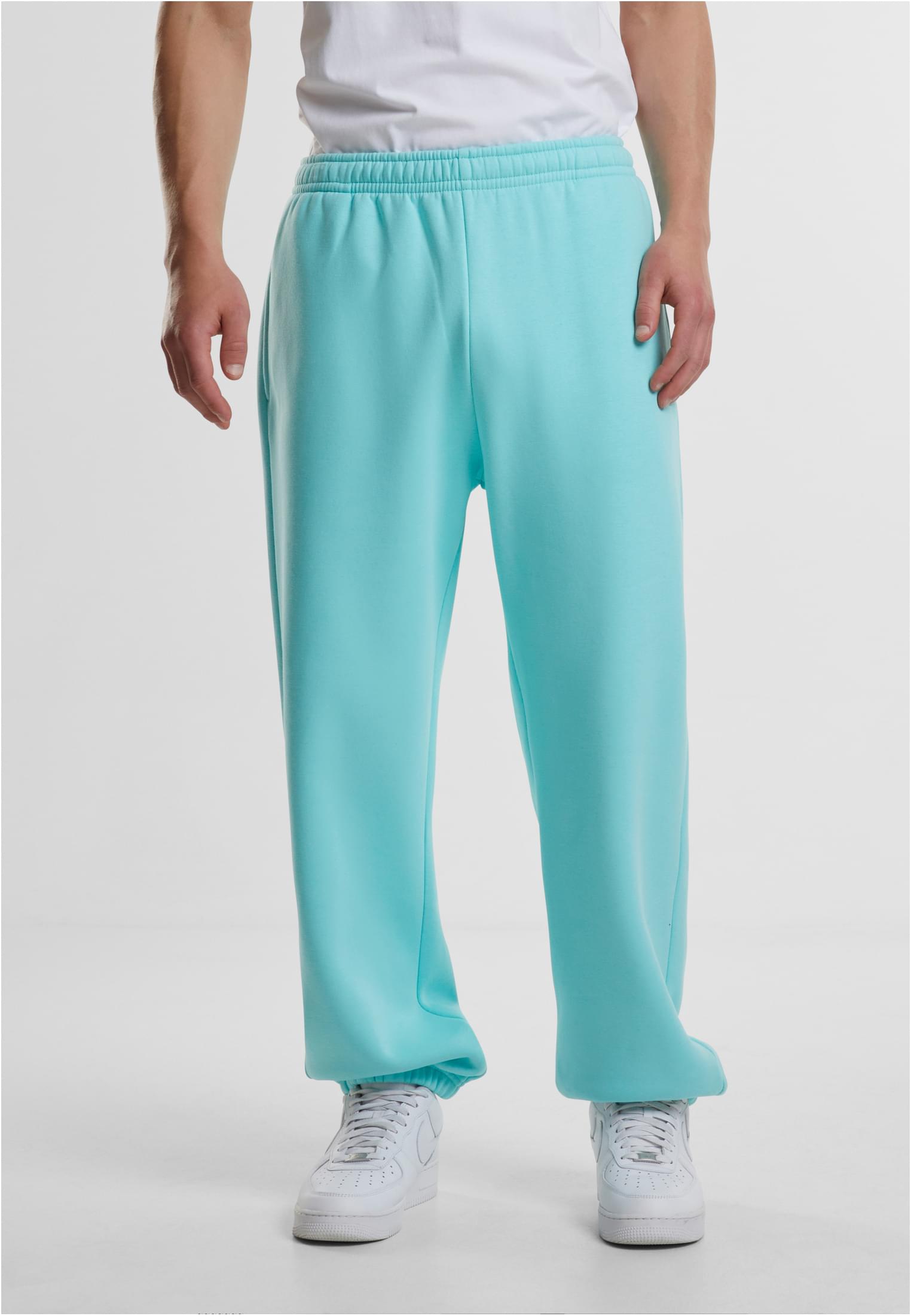 En man som bär Fluffy Sweatpants, sedd framifrån.