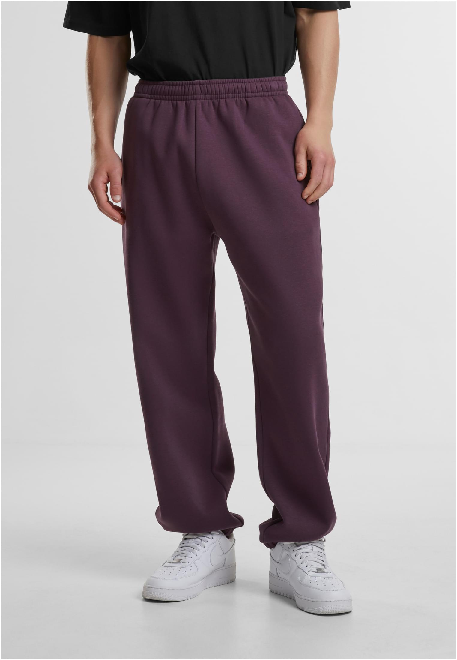 Manlig modell som bär plommonlila Fluffy Sweatpants.