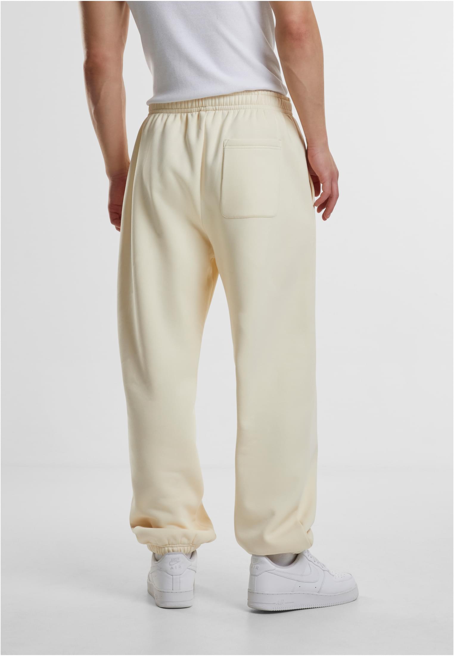 En manlig modell sedd bakifrån, klädd i ett par UC Fluffy Sweatpants.