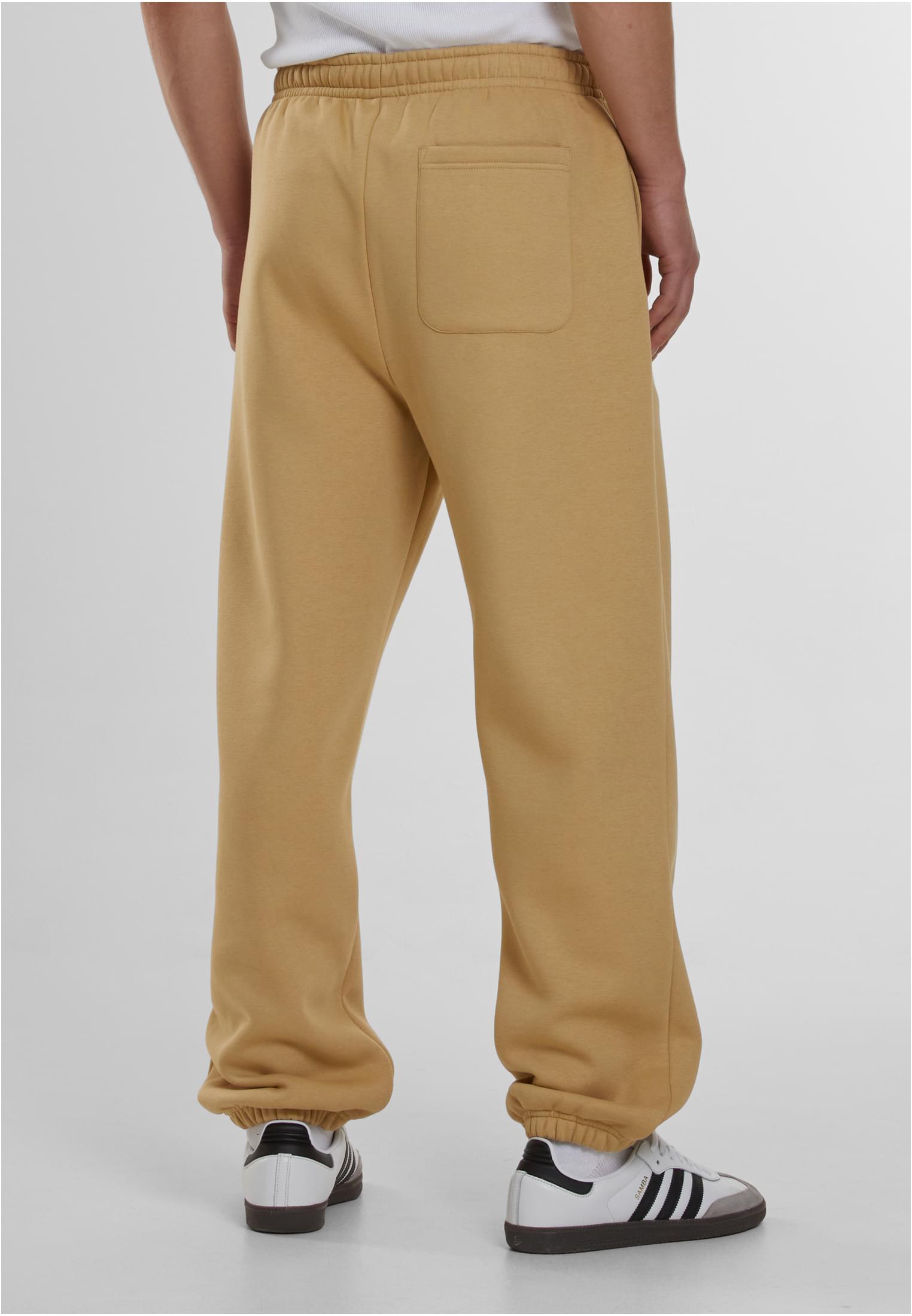 Bakifrån av en modell som bär beiga Fluffy Sweatpants.