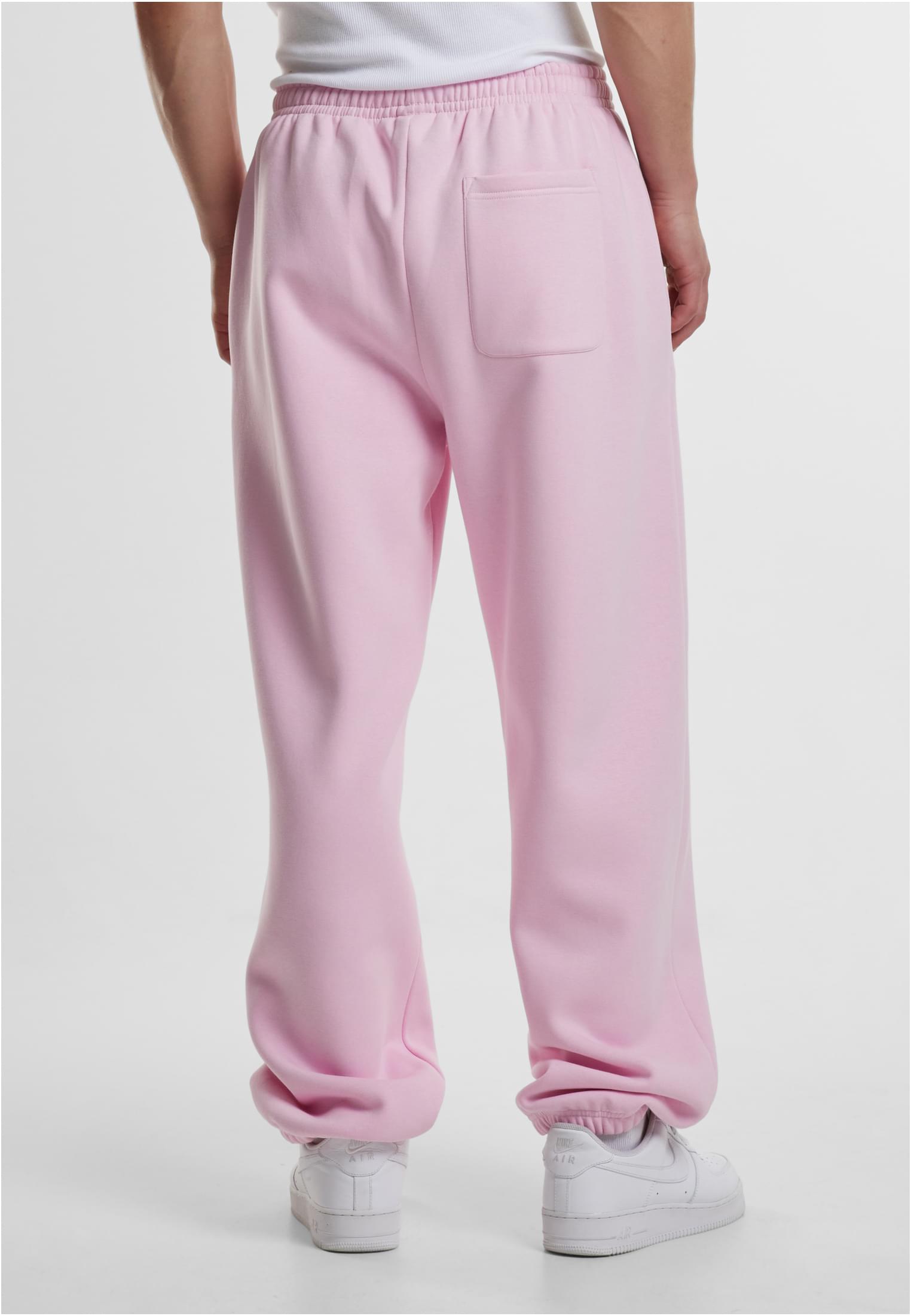 Bakifrån-vy av en man som bär ett par ljuslila Fluffy Sweatpants från Urban Classics.