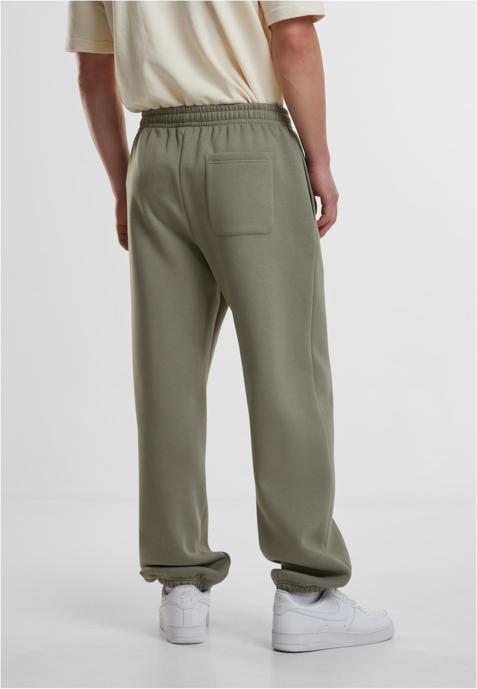 Man fotograferad bakifrån i gröna Fluffy Sweatpants.