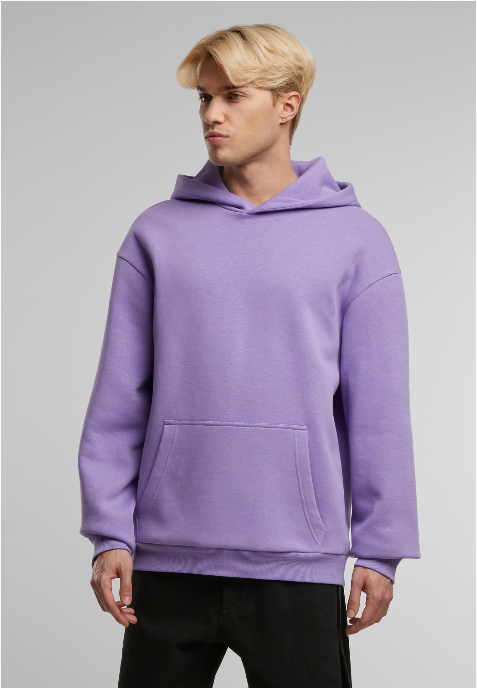 En manlig modell bär en ljuslila Fluffy Hoody.