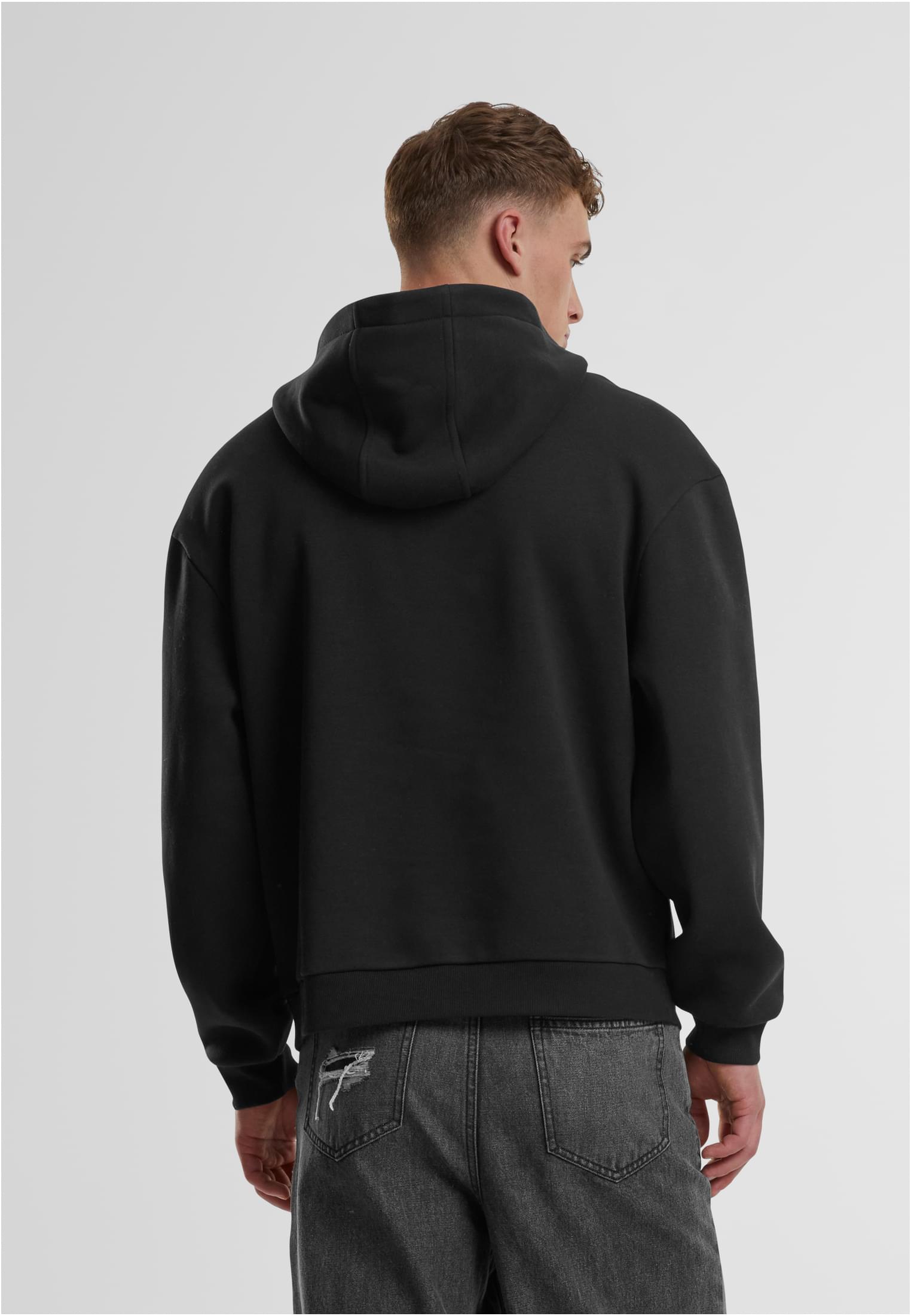 Svart UC Fluffy Hoody, sedd bakifrån på en manlig modell.