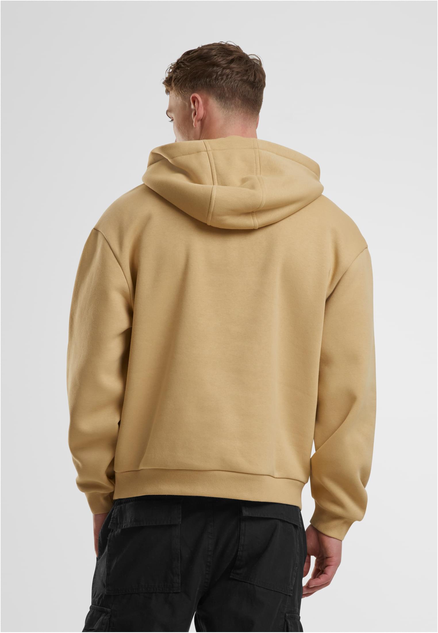 Baksidan på en manlig modell som bär en beige Fluffy Hoody från Urban Classics.