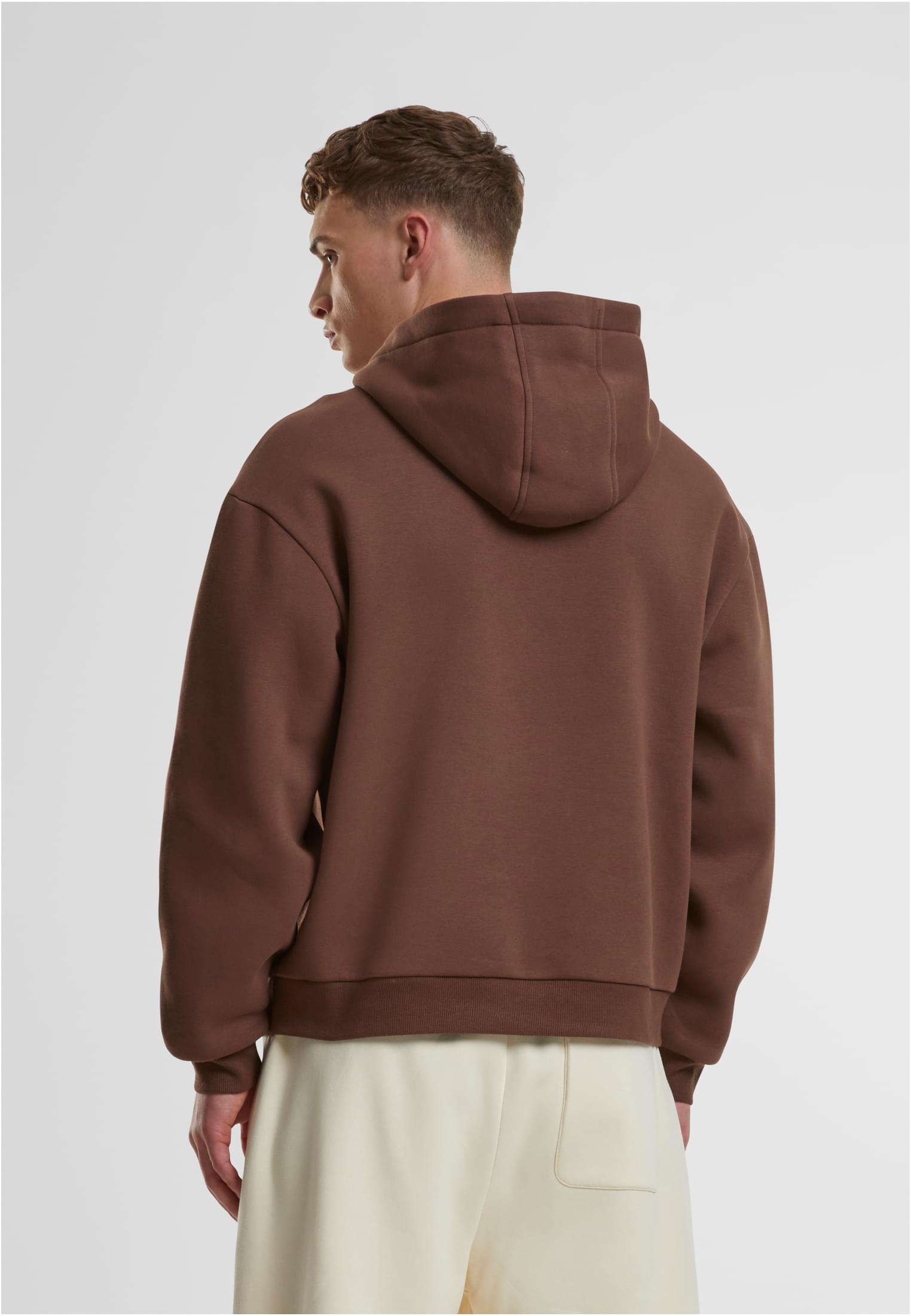 Man sedd bakifrån som bär en brun UC Fluffy Hoody.