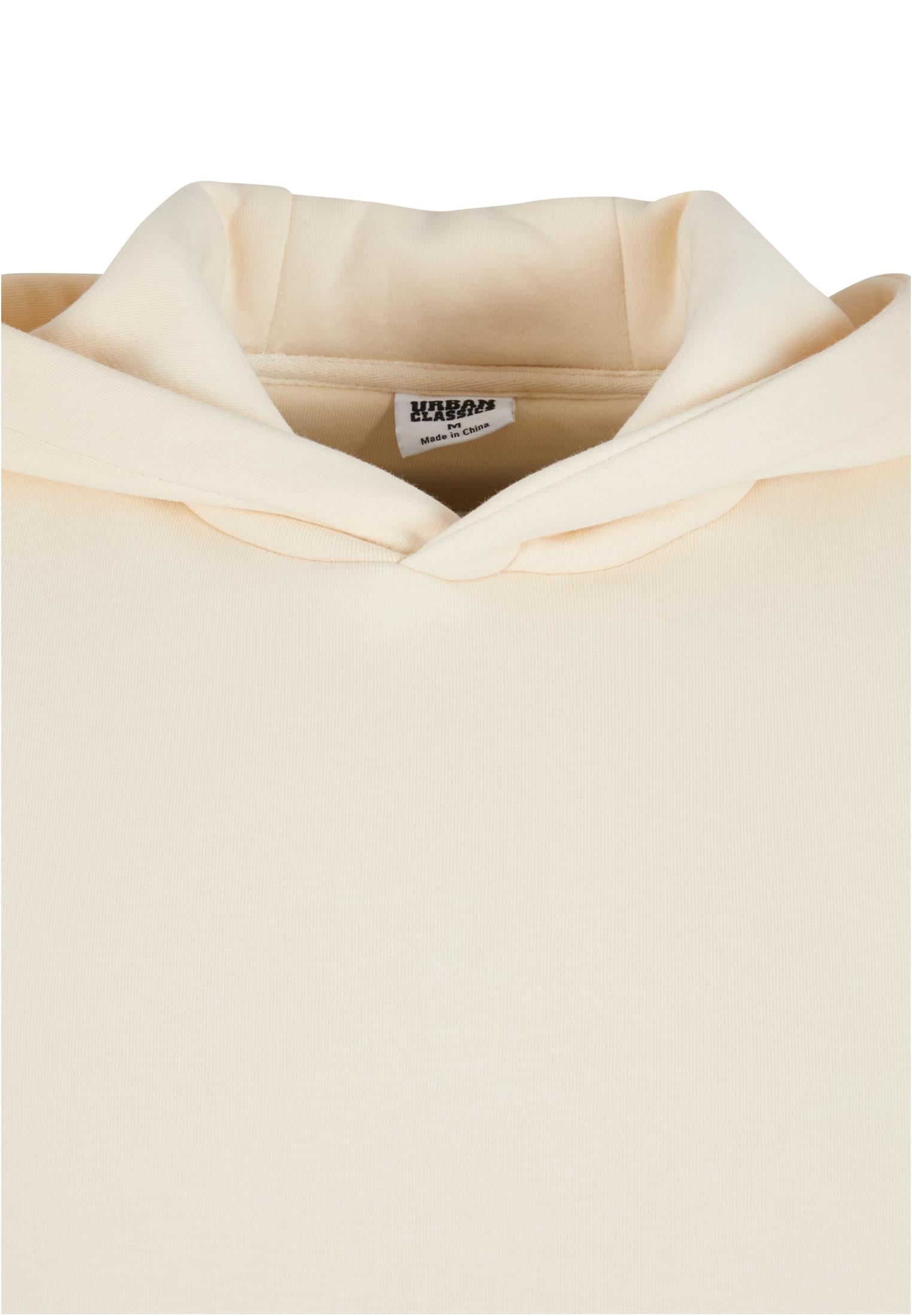 Närbild på kragen och märkeslappen på en benvit Fluffy Hoody från Urban Classics.