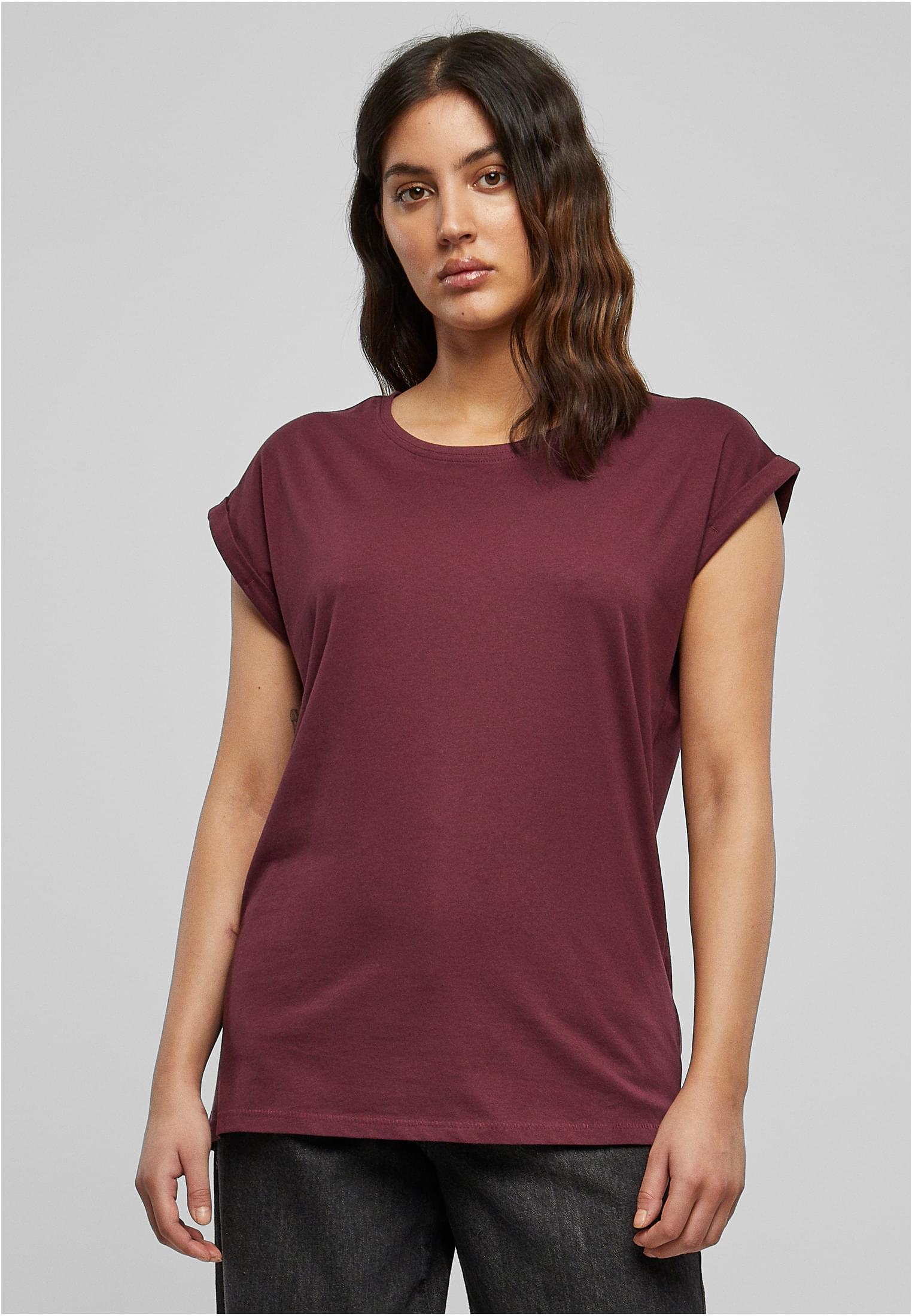 Kvinna som bär en vinröd Ladies Extended Shoulder Tee.